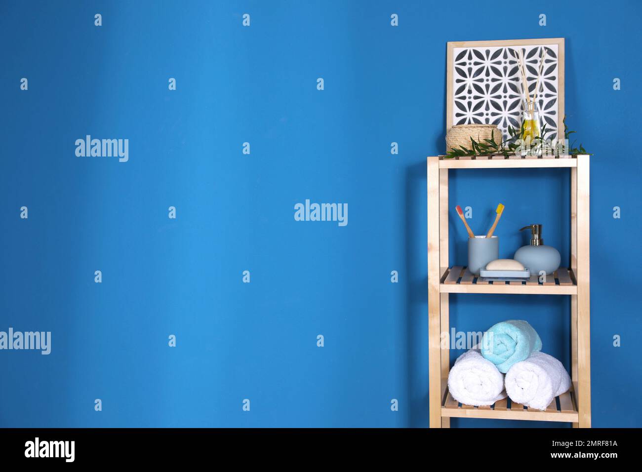 Étagère avec articles de toilette près du mur bleu à l'intérieur, espace pour le texte. Élément intérieur de la salle de bains Banque D'Images