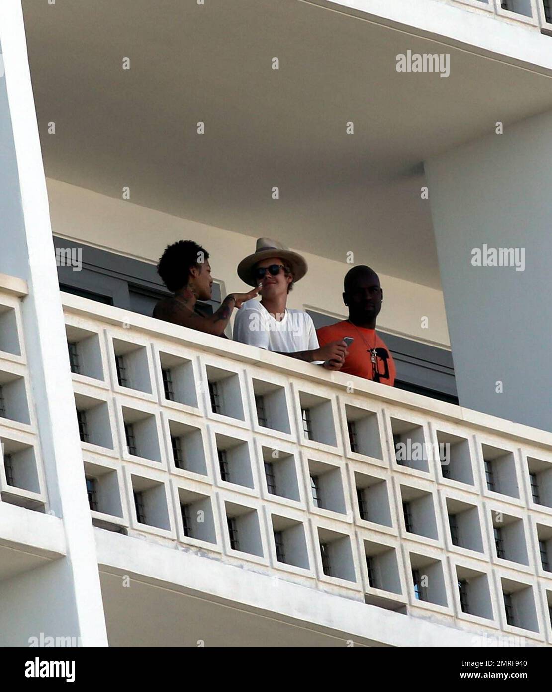 Justin Bieber avec quelques amis sur le balcon de son hôtel, Miami Beach, FL, 6th mars 2015. Banque D'Images