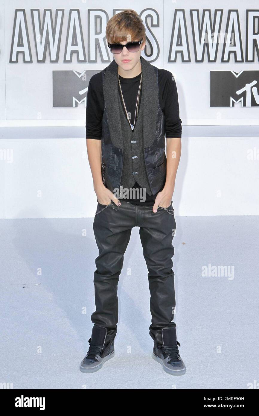 Justin Bieber joue avec lui lorsqu'il arrive aux MTV Video Music Awards  2010 qui se tiennent au Nokia Theatre. Bieber a fait un toyed avec des lunettes  de soleil et a regardé cool dans son pantalon en cuir. Los Angeles,  Californie. 09/12/10 Photo Stock ...