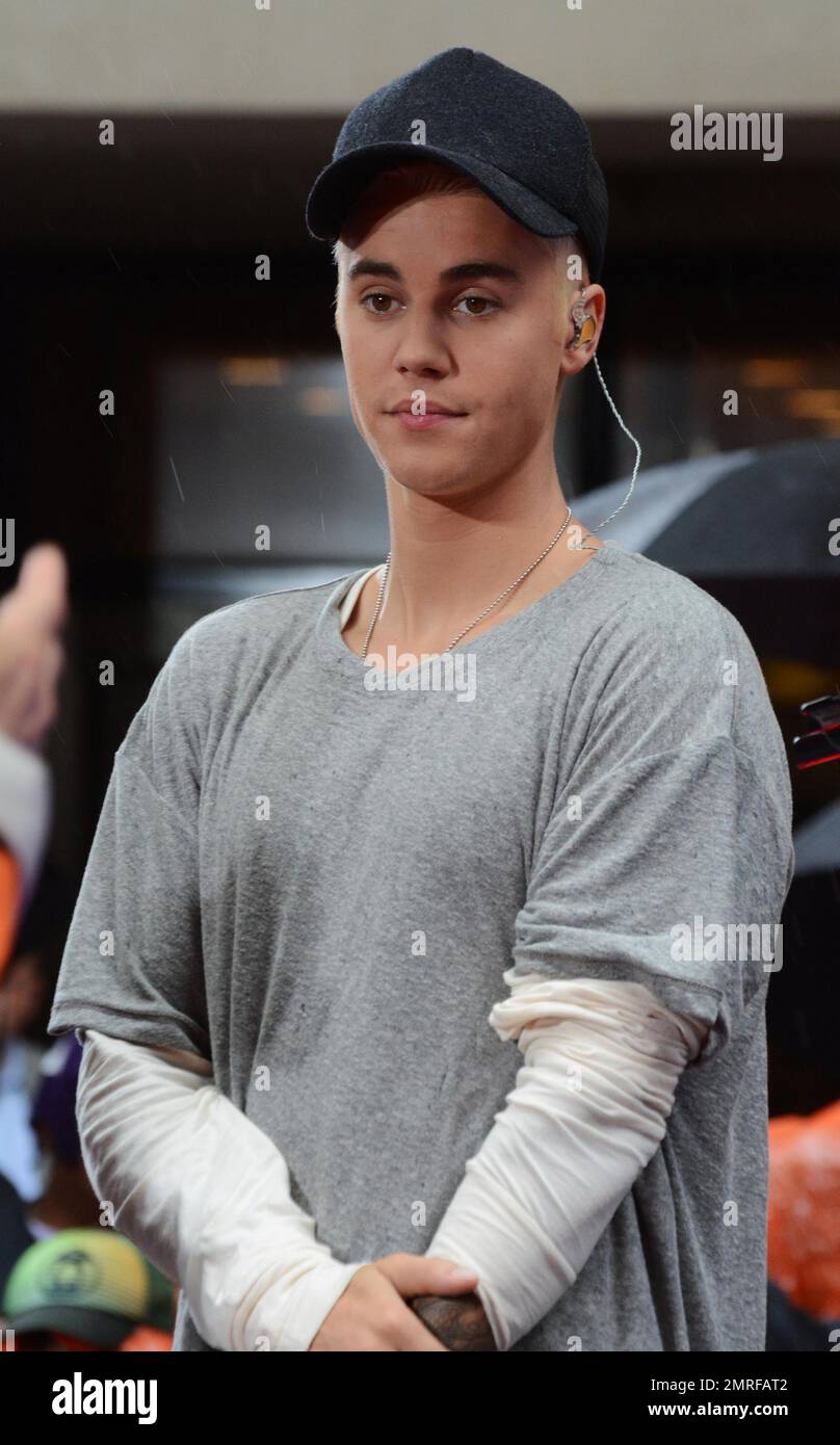 Justin Bieber se produit un matin pluvieux au salon d'aujourd'hui avec sa  nouvelle coiffure dissimulée par une casquette de baseball. New York, NY,  10 septembre 2015 Photo Stock - Alamy