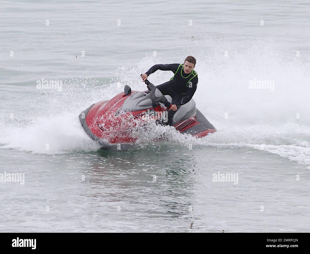 Justin Timberlake fait le tour de l'océan lors d'un jet-ski tout en filmant  une scène pour son nouveau film « Friends with Benefits » dans Malibu. Vêtu  d'une combinaison noire Timberlake, l'équipage