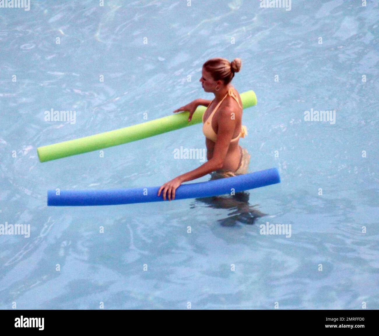 EXCLUSIF !! Kevin Federline et sa petite amie Victoria Prince s'amusent en fin d'après-midi au bord de la piscine avec les deux fils de Kevin Sean Preston et Jayden James. Federline a enlevé son t-shirt pour révéler une différence choquante dans son physique de ses jours comme danseur de secours alors qu'il était marié à sa mère de fils, la pop-star Britney Spears. Federline et Prince, un joueur professionnel de volley-ball, se sont éclatés avec les enfants dans la piscine, les jetant dans les airs et les poussant sur des flotteurs, souriant et s'amusant. Prince regarde chaque peu la figure de mère comme elle a lié avec les garçons. Le groupe Banque D'Images