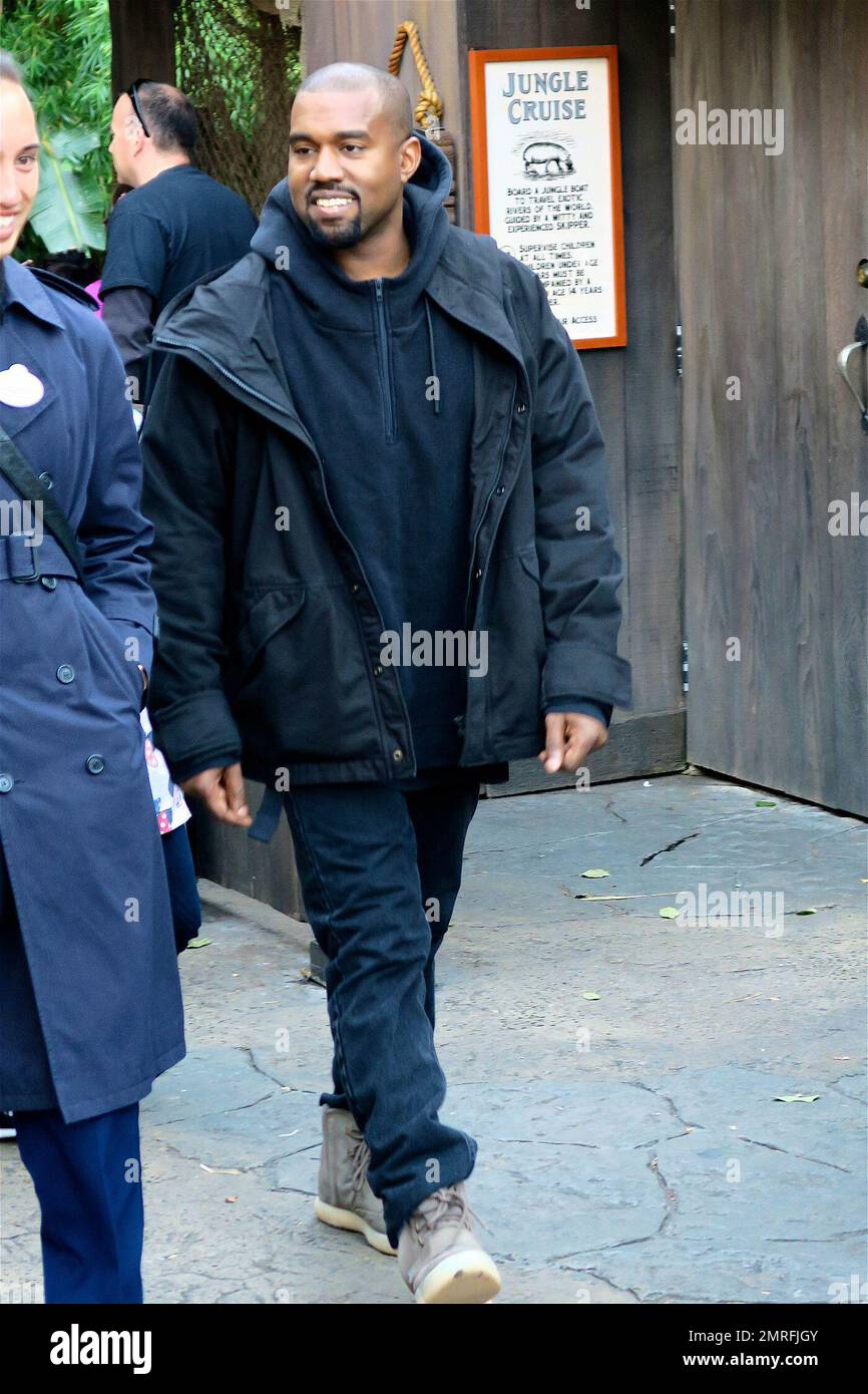 Kanye West aime la journée à Disneyland avec sa fille Nord. Ils étaient là pour célébrer l'anniversaire de Mason avec Kris Jenner et Kourtney Kardashian. Los Angeles, Californie. 14th décembre 2015. Banque D'Images