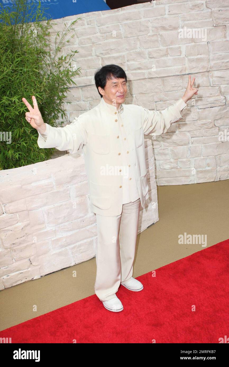 Jackie Chan marche le tapis rouge et pose sur un prop à la première de 'The Karate Kid' qui a eu lieu au théâtre chinois de Grauman. Chan, qui est connu pour sa longue carrière dans les films de kung fu, joue le rôle de mentor de M. Han dans le remake du film de 1984 du même titre. La star originale du film populaire, Ralph Macchio, a également été à la première . Los Angeles, Californie. 06/07/10. Banque D'Images