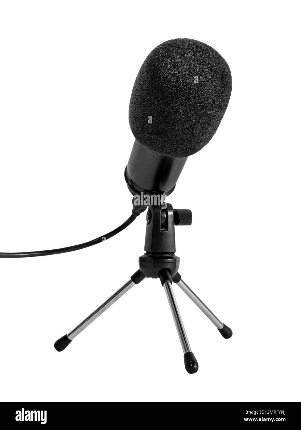 Un microphone professionnel noir sur un support de bureau sur fond blanc Banque D'Images