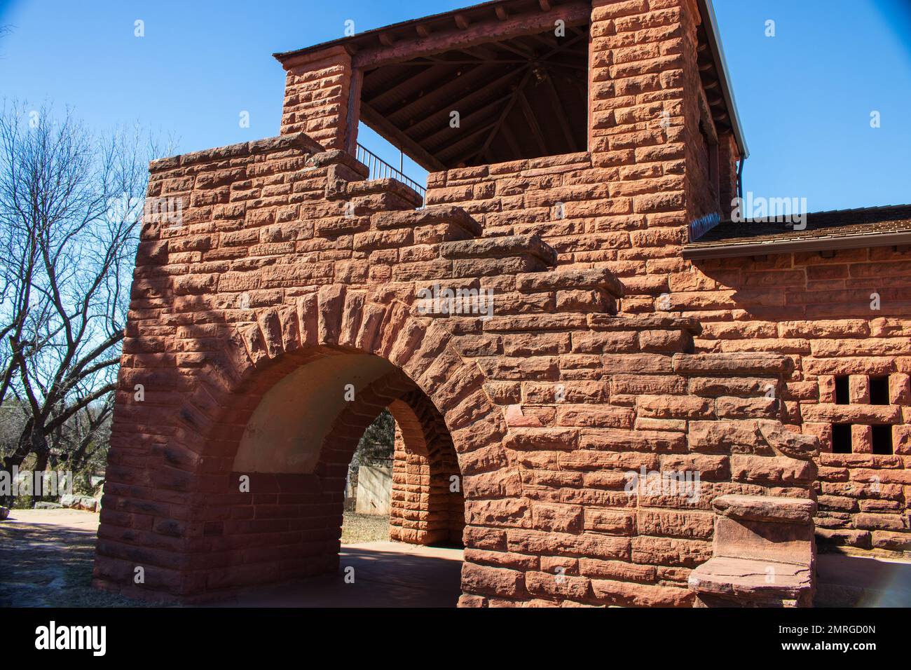 Bâtiment en pierre de granit avec escalier menant à une tour d'observation et vue sur le Texas Hill Country Banque D'Images