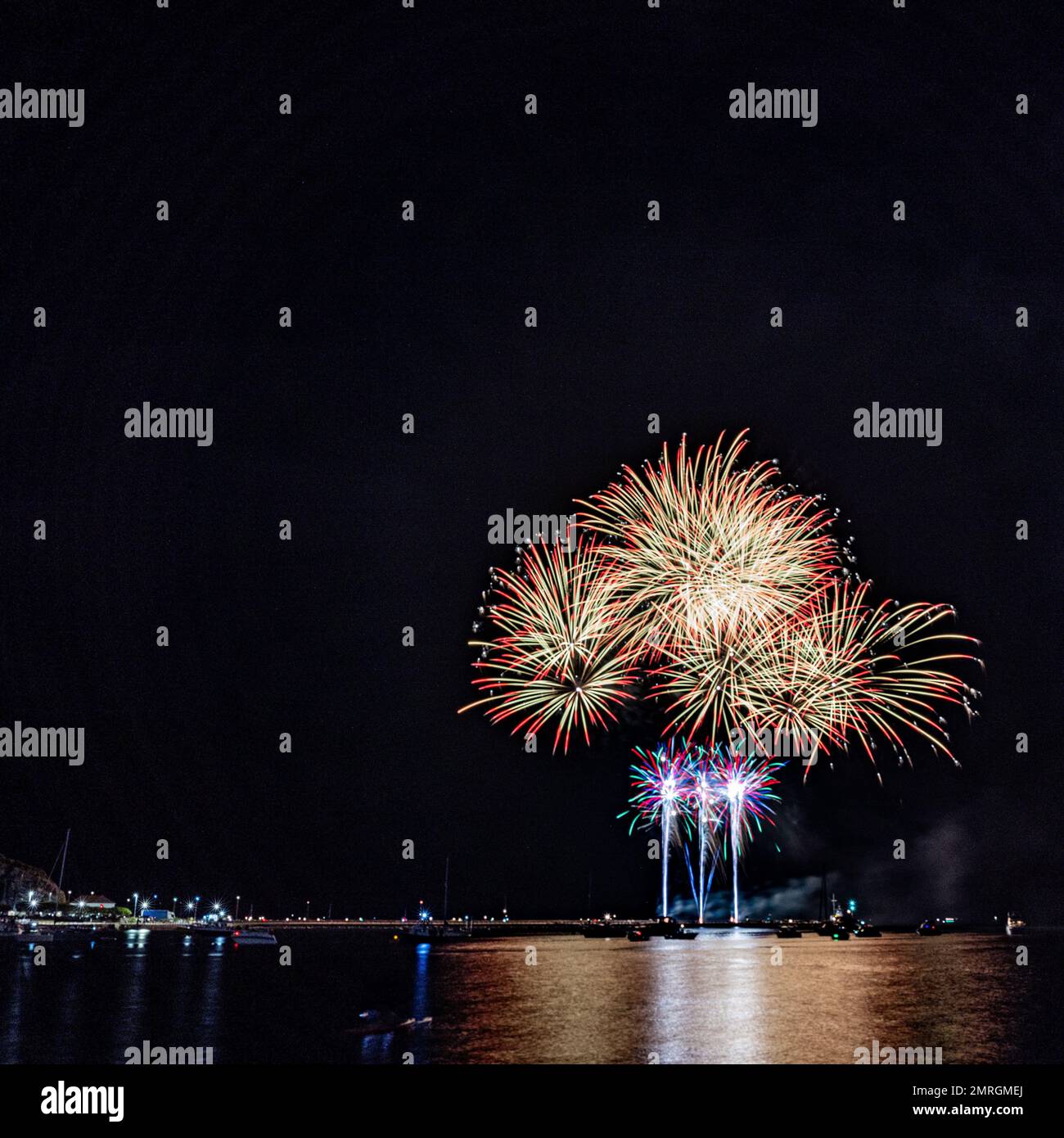 Vue panoramique sur les explosions de feu colorées au-dessus du port depuis la batterie de la reine Anne la nuit Banque D'Images