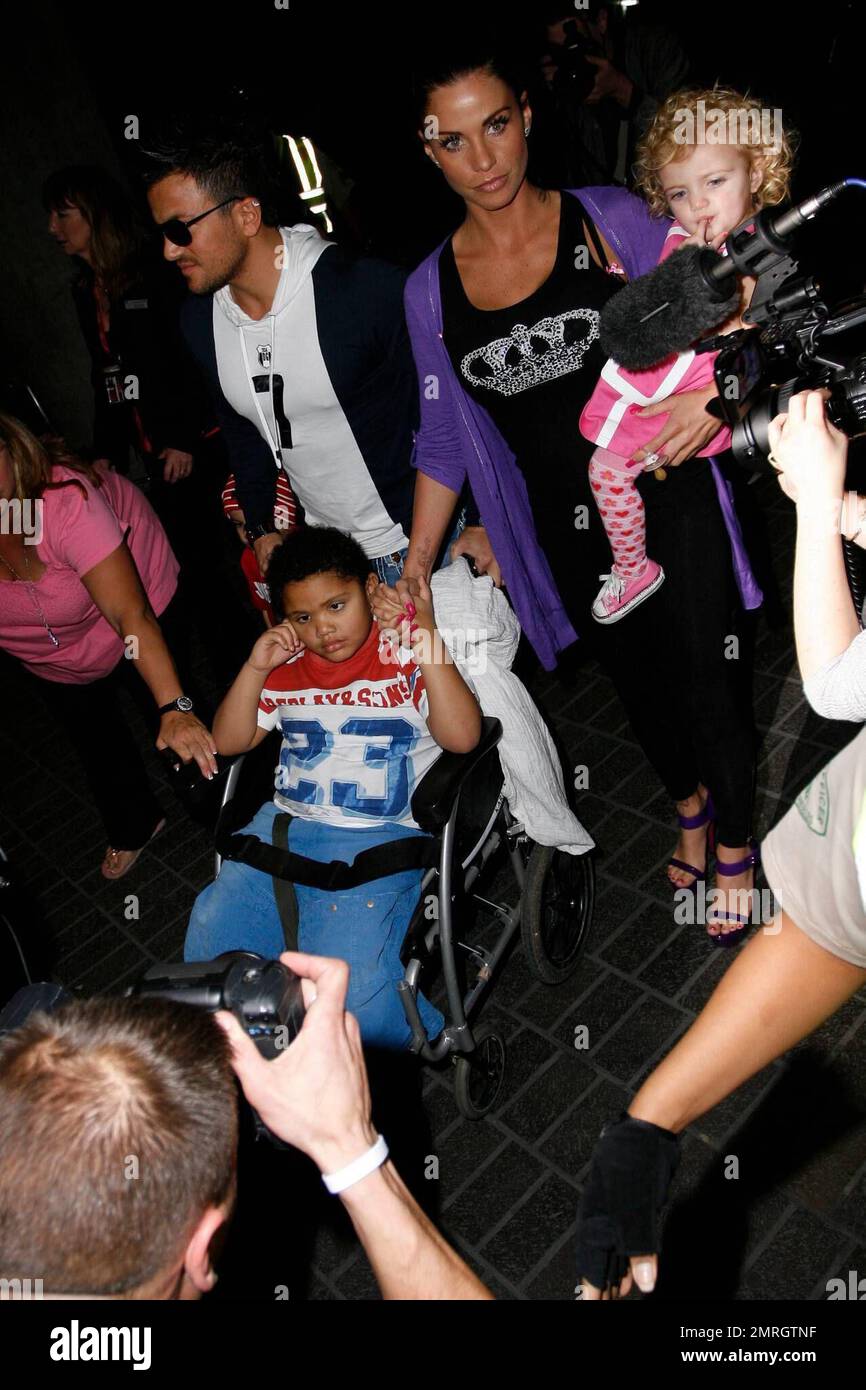 Katie Price aka Jordan et le mari Peter Andre arrivent à LAX de Londres après un long vol avec les enfants Harvey, Junior et Princess Tiˆamii. Les rapports sont le couple de célébrités sont en train de déménager à Los Angeles, pour le bien de leur fils aîné, Harvey. Harvey souffre apparemment de troubles de la vue, d'autisme et d'une déficience hormonale et Katie cherche un meilleur traitement pour lui à LOS ANGELES. Katie a été cité comme disant : « nous revenons à Los Angeles avec toute la famille et nous allons chercher des écoles pour Harvey. Nous allons également rechercher des médecins spécialistes qui seront en mesure du faire Banque D'Images