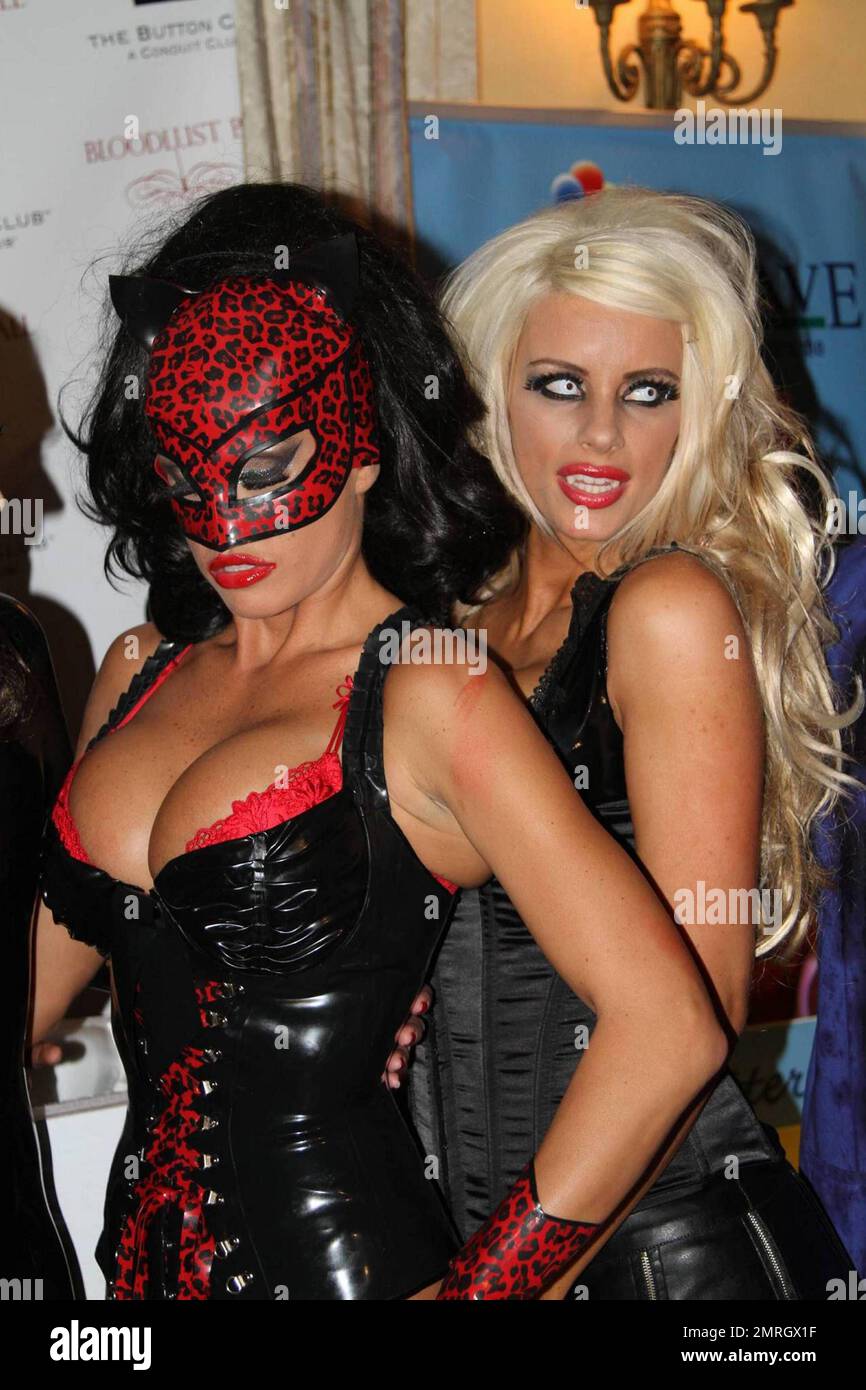 Katie Price vêtu de son costume d'Halloween de chat Domanatrix raunchy arrive au Bloodlust ball, Hampton court, Royaume-Uni 10/31/09. Banque D'Images