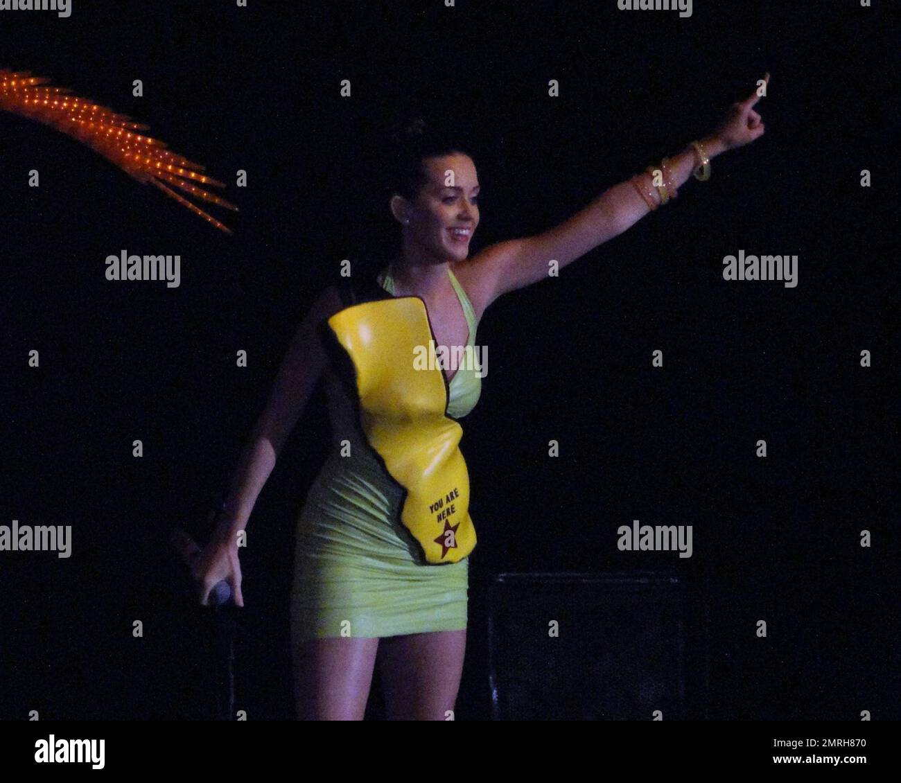 Katy Perry, chanteur-compositeur international, se produit en direct à Atlantis Paradise Island, dans la Grand Ballroom. Perry s'est produit devant les clients de l'Atlantis, portant une robe en caoutchouc vert citron ornée d'une carte jaune de ce qui semblait être l'État de Californie et d'une étoile rouge « You are here ». Dans le vrai style Perry, la scène a été surbarassée avec des palmiers Neon et des balles de plage pour la foule. Perry sort son nouvel album « Teenage Dream » en août, qui présente son premier single « California Gurls », le plus rapide à la radio Top 10 depuis plus de quatre ans. Bahamas 7/17/2010 Banque D'Images