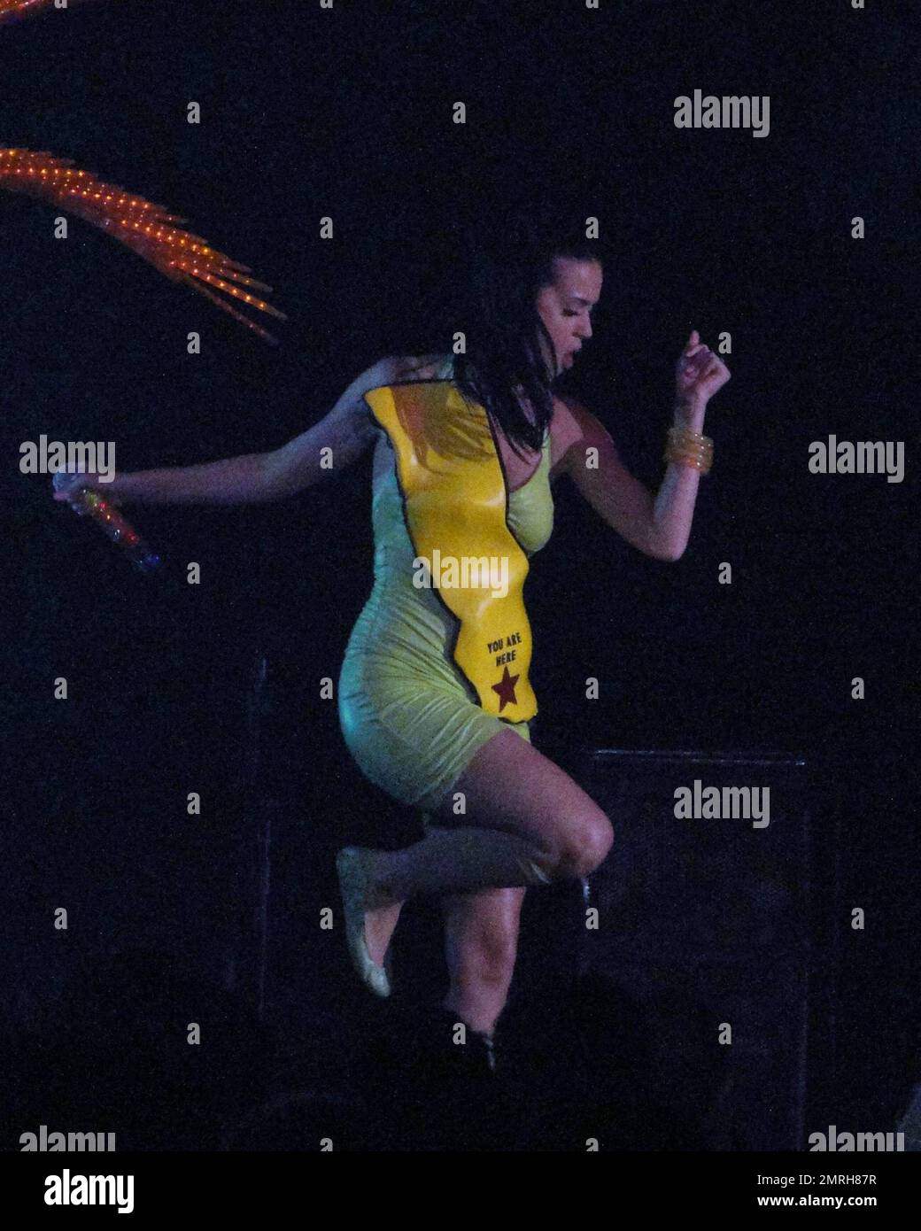 Katy Perry, chanteur-compositeur international, se produit en direct à  Atlantis Paradise Island, dans la Grand Ballroom. Perry s'est produit  devant les clients de l'Atlantis, portant une robe en caoutchouc vert  citron ornée