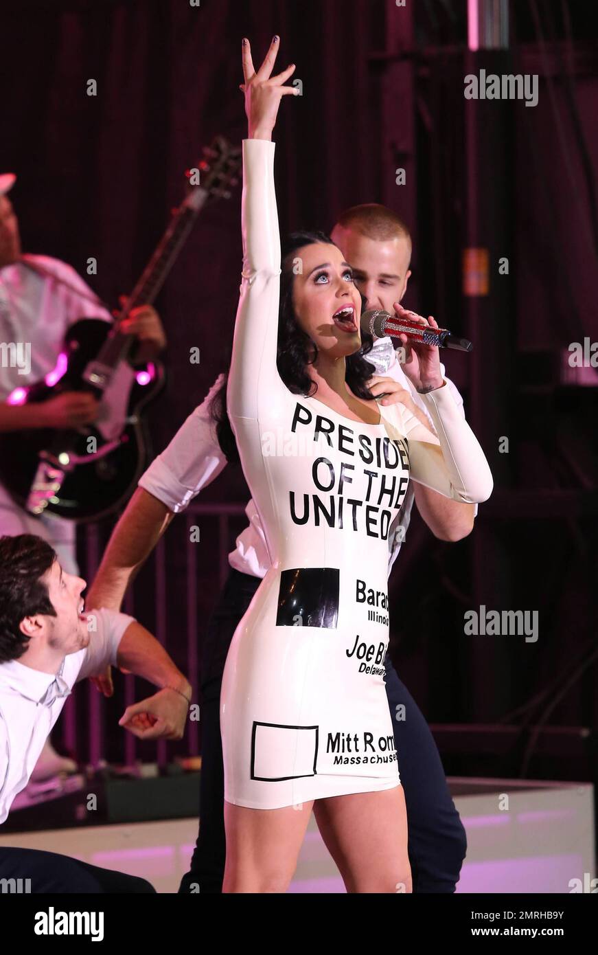 Vêtu de tenues d'inspiration politique, Katy Perry se produit en concert au rassemblement de la base de Barack Obama à Dolittle Park. Perry portait un costume bleu pendant une partie de la représentation, portant un microphone semblable à la torche de la Statue de la liberté. Elle portait également une robe ajustée avec un motif de bulletin de vote qui lisait le président des États-Unis et qui présentait les noms des candidats ainsi que les boîtes de sélection. Le président Barack Obama a également pris la parole lors de la campagne. Las Vegas, Nevada 24th octobre 2012. Banque D'Images