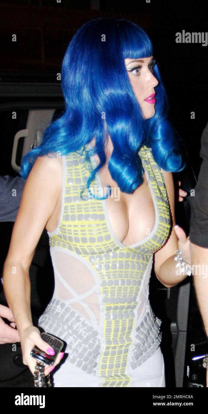 Katy Perry, vêtu d'une robe très révélatrice et d'une perruque bleue et de  la fiancée Russell Brand, laisse une après-partie pour les MTV Movie Awards  à Hollywood, CA. 6/7/10 Photo Stock -