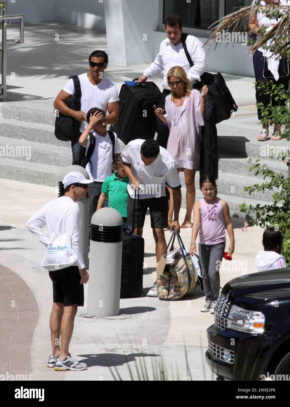 Exclusif !! Kelly Ripa dit adieu à son mari, Mark Consuelos, et à trois enfants Michael, Lola et Joaquin lorsqu'ils rentrent chez eux après une pause du week-end à Miami. Ripa cria Au revoir alors que sa famille s'en va. Ripa reste derrière pour filmer son émission de télévision en direct avec Regis Philbin. Miami, Floride. 5/4/09. Banque D'Images