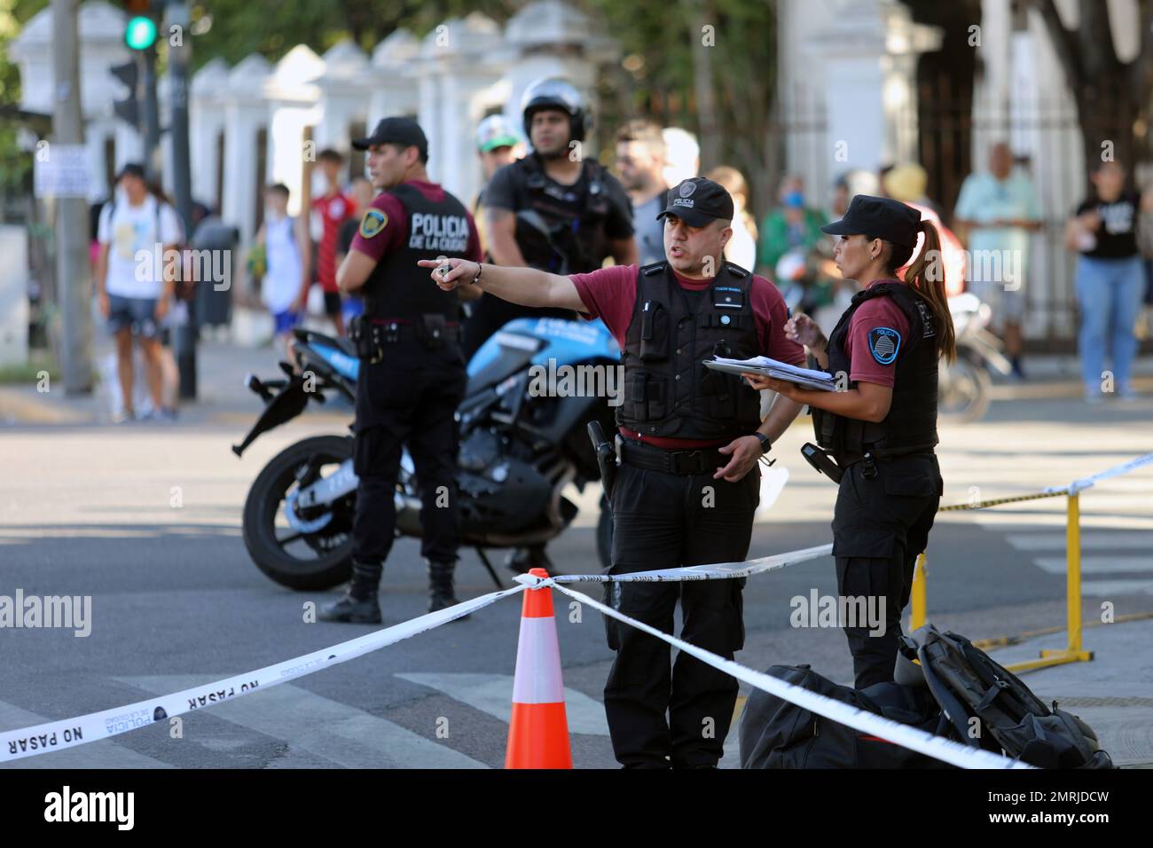 Buenos Aires, Buenos Aires, Argentine. 31st janvier 2023. Un policier a tiré sur une femme de police et deux de ses compagnons. Il s'est produit en plein jour dans les rues Nazca et Beiro, dans le quartier d'Agronomie. (Credit image: © Claudio Santisteban/ZUMA Press Wire) USAGE ÉDITORIAL SEULEMENT! Non destiné À un usage commercial ! Banque D'Images