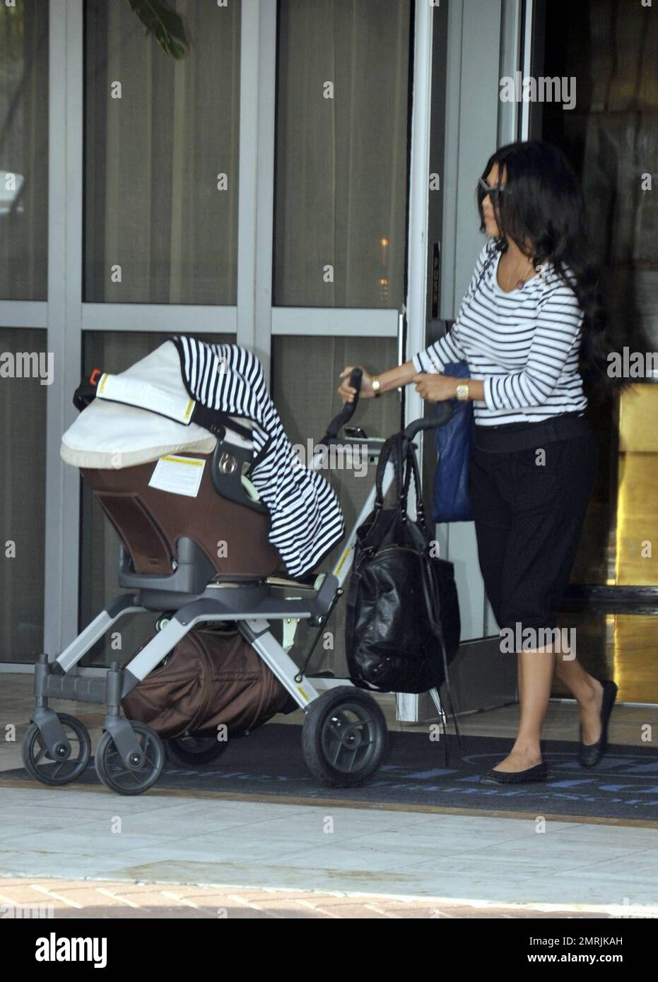 EXCLUSIF !! Khloe Kardashian, portant des leggings couverts de trous, et  Kourtney Kardashian avec son fils Mason quittent leur hôtel de luxe de  Miami Beach un beau dimanche matin à Miami, en