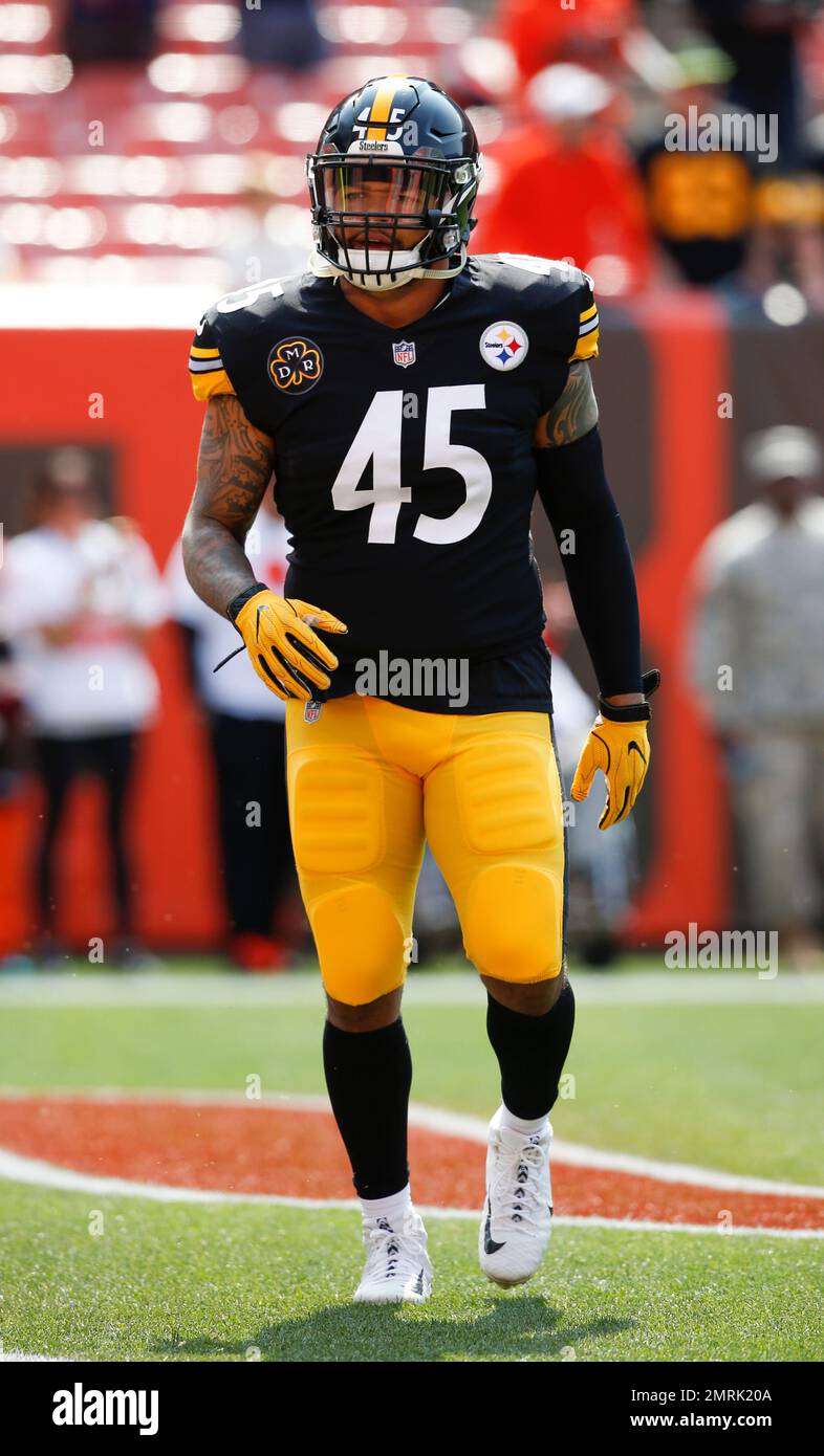 Pittsburgh Steelers fullback Roosevelt Nix-Jones warms up before an NFL football game against the Cleveland Browns, Sunday, Sept. 10, 2017, in Cleveland. (AP Photo/Ron Schwane) Banque D'Images