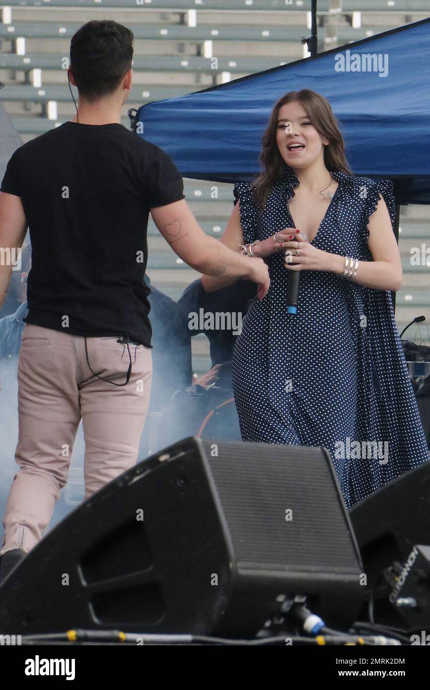 Le nouveau groupe DNCE Joe Jonas joue au Wango Tango de KIIS FM. L'actrice Hailee Seinfeld les a joints sur scène pour une chanson. Los Angeles, Californie. 14th mai 2016. Banque D'Images