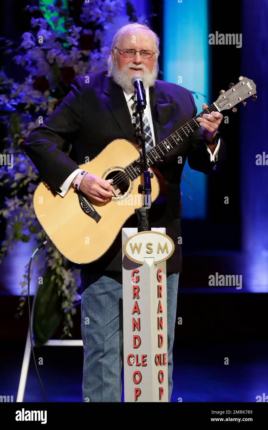 Charlie Daniels performs during a memorial service for country music singer Troy Gentry at the Grand Ole Opry House Thursday, Sept. 14, 2017, in Nashville, Tenn. Gentry, who made up the duo Montgomery Gentry with Eddie Montgomery, died Sept. 8 in a helicopter crash. (AP Photo/Mark Humphrey) Banque D'Images