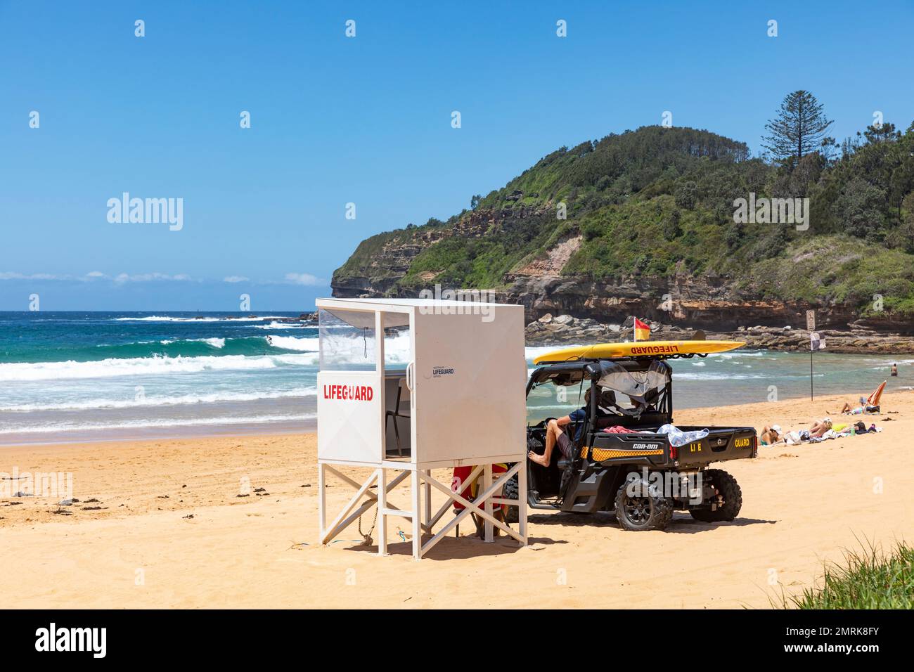 Des bénévoles australiens de sauvetage de surf avec tour de cabane de sauveteur sur la plage de Warriewood à Sydney, Nouvelle-Galles du Sud, Australie été 2023 Banque D'Images