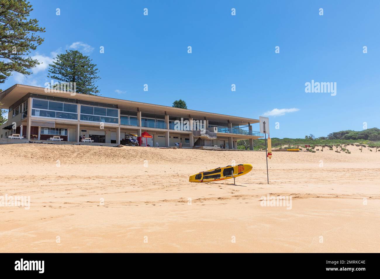 Club australien de sauvetage de surf à Avalon Beach à Sydney, été jour 2023, les sauveteurs regardant au-dessus de la plage, Nouvelle-Galles du Sud, Australie Banque D'Images