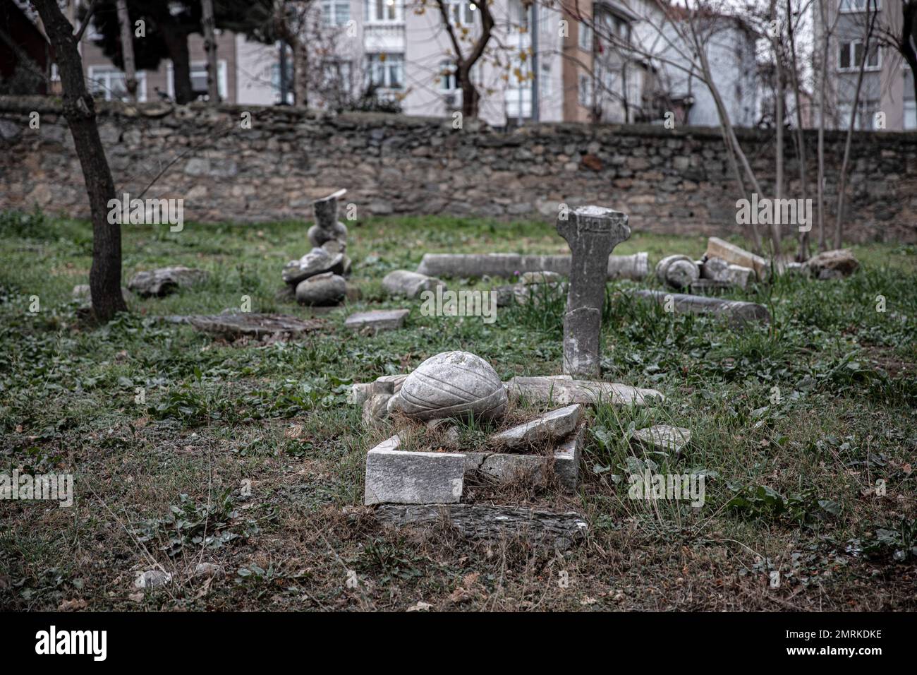 Des pierres tombales cassées ont été laissées sur les tombes. On voit que le cimetière historique de Kadikoy, vieux de 400 ans, est négligé. Le cimetière Ayrilik Cesme, qui est la dernière partie du cimetière Karacaahmet d'Istanbul Uskudar et contient les tombes des noms qui ont servi dans le Palais ottoman, s'est transformé en ruines. On sait que le processus d'enterrement dans le cimetière, où les premières inhumations ont été faites il y a 400 ans, s'est poursuivi jusqu'au début du 20th siècle. Le cimetière, où la plupart des pierres tombales ont été détruites, certaines des têtes sont tombées, et dans certains endroits les pierres ont été plantées col Banque D'Images