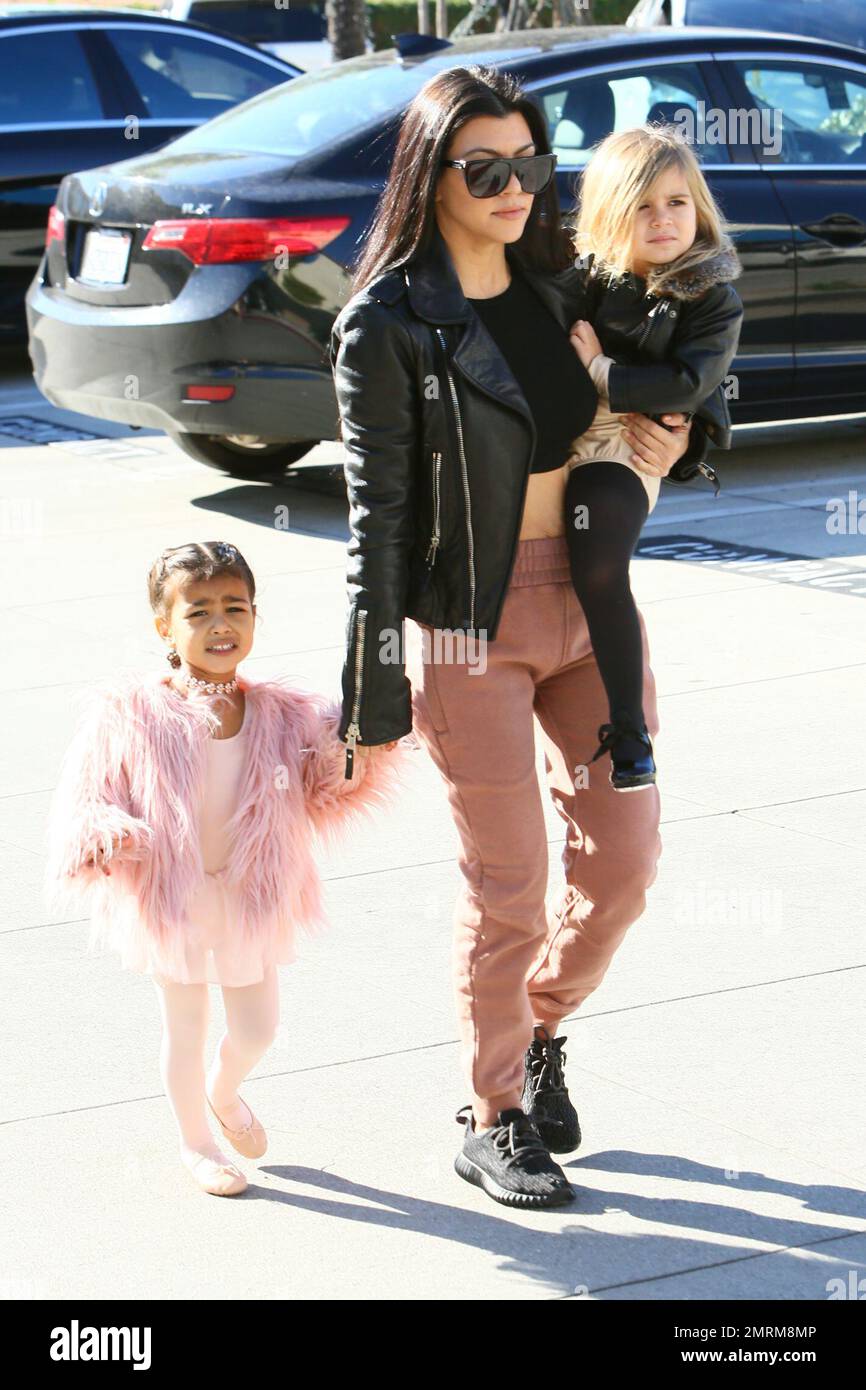 Kourtney Kardashian apporte Penelope et le Nord-Ouest à la classe de ballet. Los Angeles, Californie. 16th décembre 2015. Banque D'Images