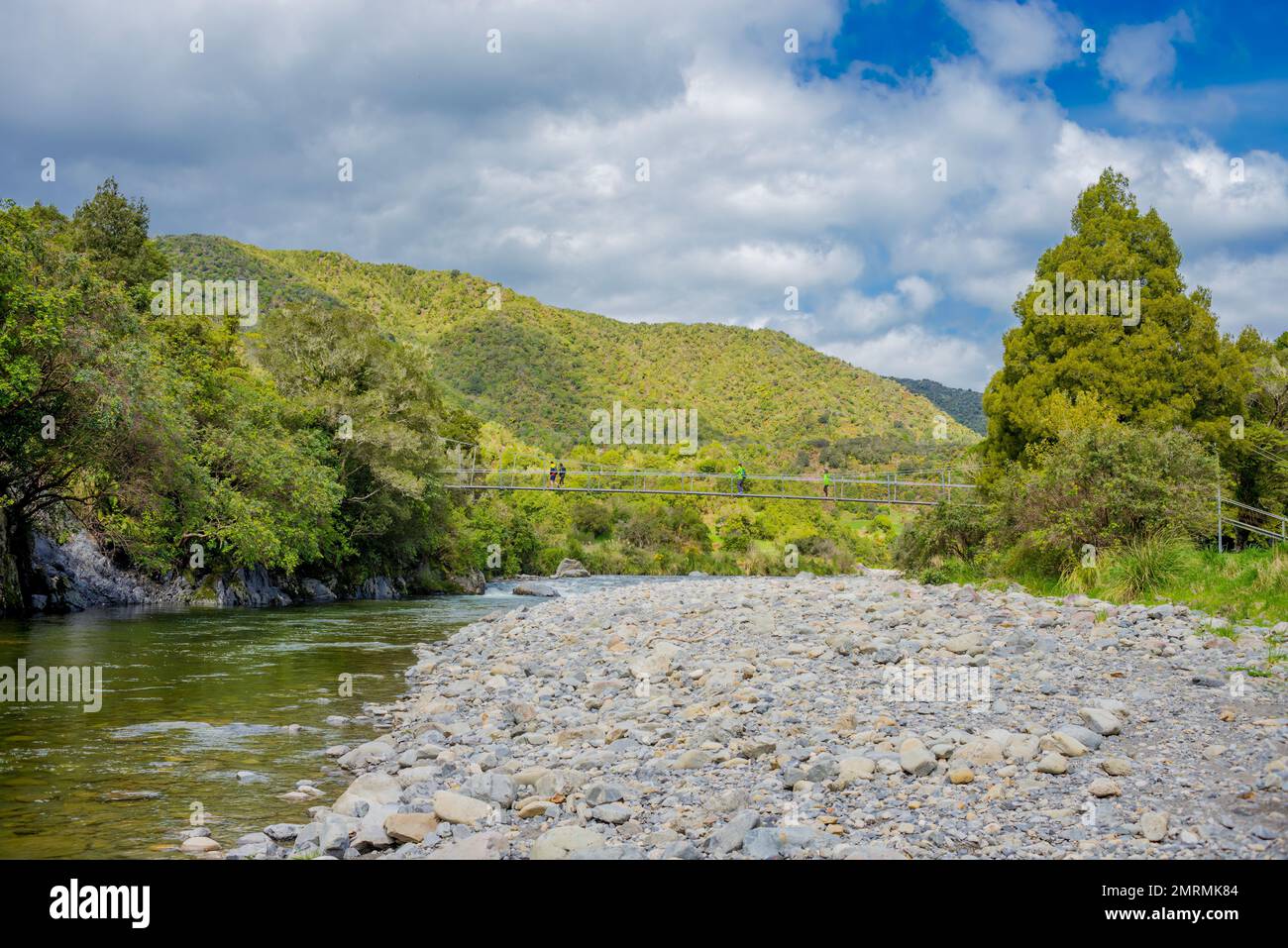 Une passerelle au-dessus de la rivière Otaki à Kapiti, en Nouvelle-Zélande Banque D'Images