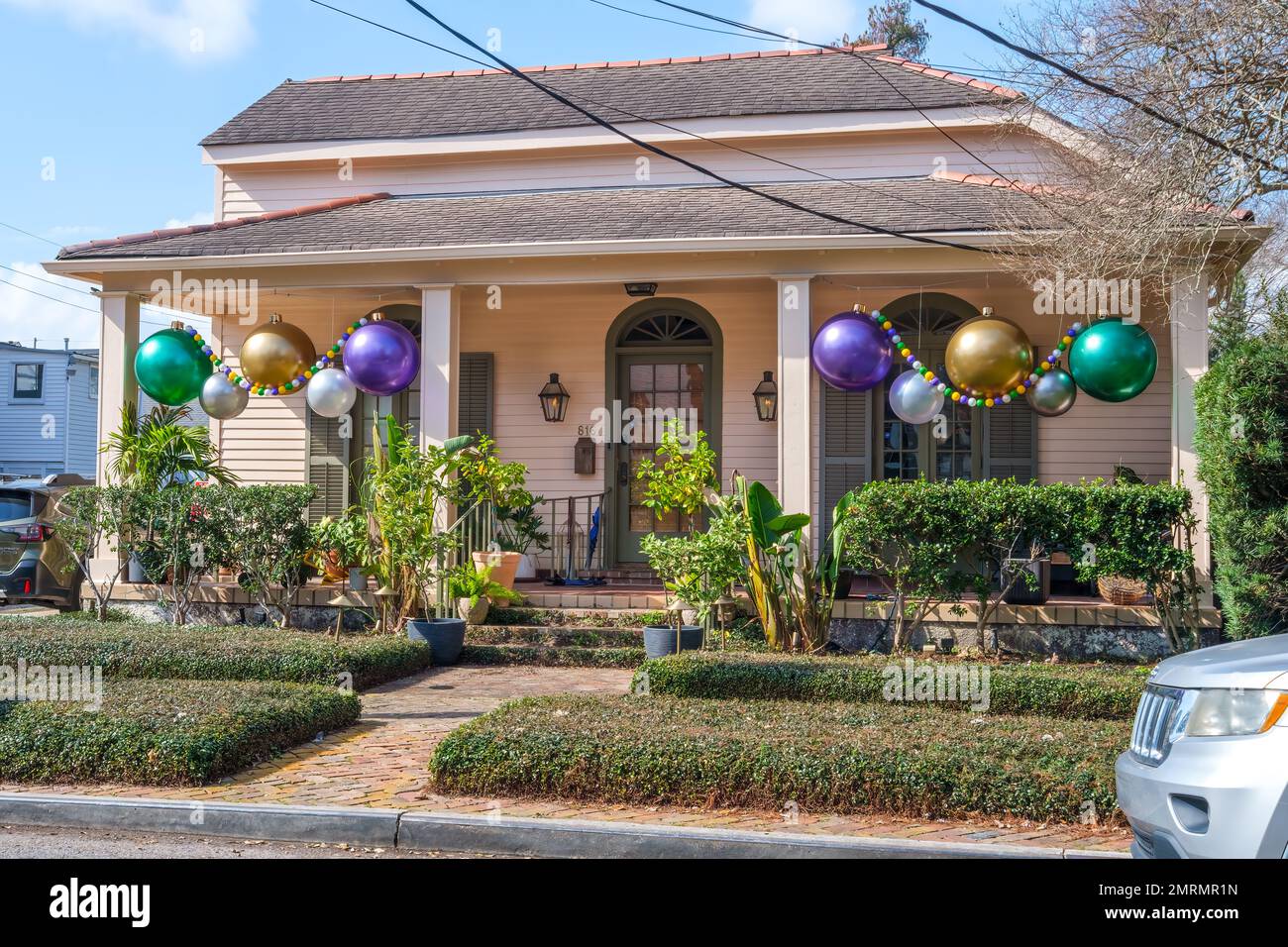 LA NOUVELLE-ORLÉANS, LA, États-Unis - 30 JANVIER 2023 : façade de la maison Uptown décorée avec de grandes décorations Mardi gras Banque D'Images