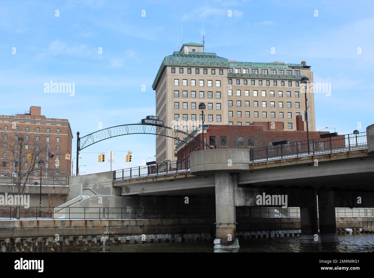 Pont de Saginaw Avenue au-dessus de la rivière Flint avec arche de la ville de véhicule Banque D'Images