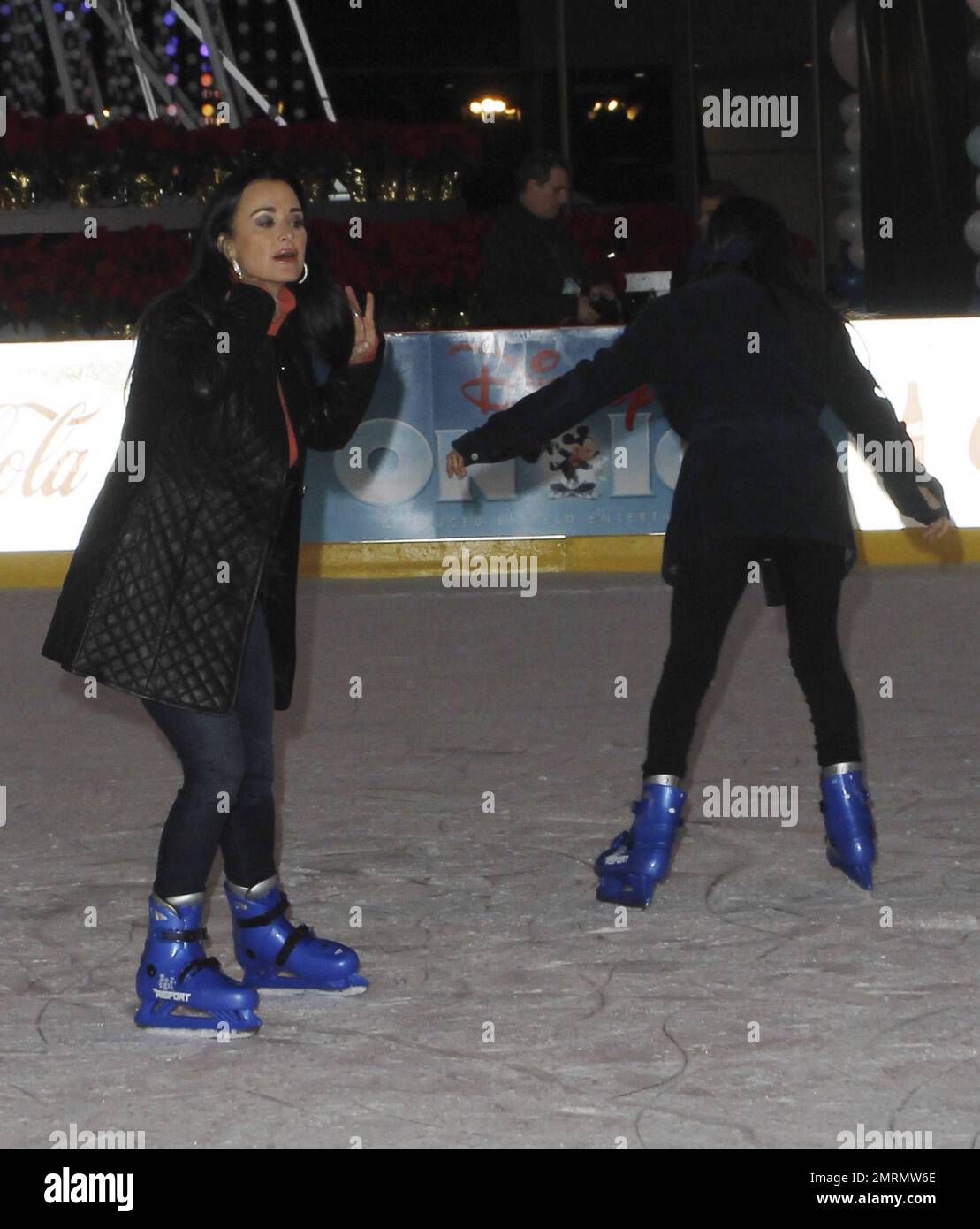 Kyle Richards, la star des « Real Housewives of Beverly Hills », fait du patinage sur glace avec les filles Alexia, Sophia et Portia sur une patinoire ouverte pendant la production de « Toy Story 3 » de Disney On Ice. Los Angeles, Californie. 14th décembre 2011. Banque D'Images