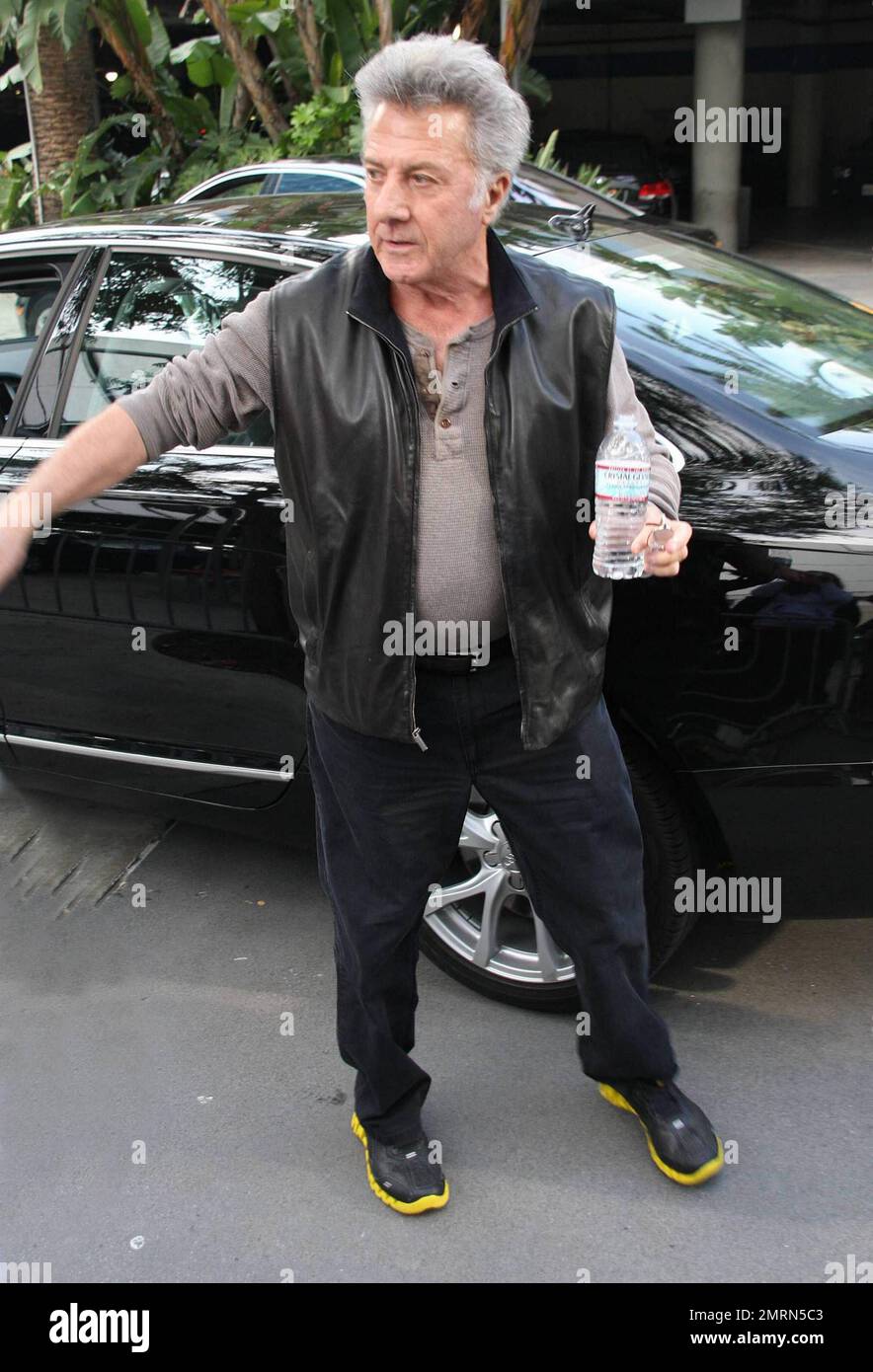 Dustin Hoffman arrive au Staples Center pour assister au match DE basket-ball LA Lakers contre Miami Heat Christmas Day. Los Angeles, Californie. 12/25/10. Banque D'Images