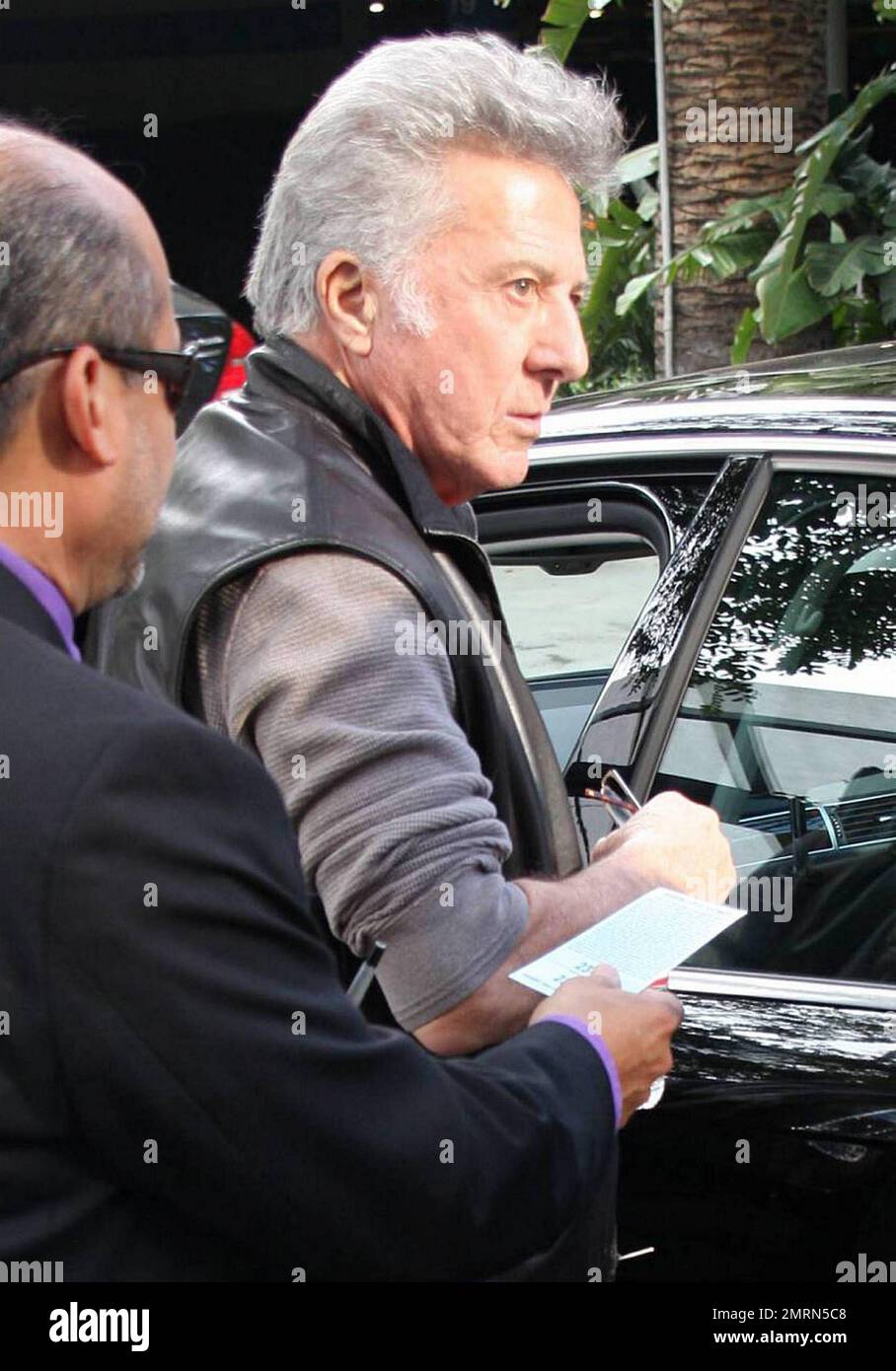 Dustin Hoffman arrive au Staples Center pour assister au match DE basket-ball LA Lakers contre Miami Heat Christmas Day. Los Angeles, Californie. 12/25/10. Banque D'Images