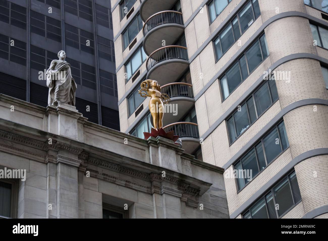 Une nouvelle statue favorable à l'avortement a été placée au-dessus du palais de justice de New York et elle suscite la controverse et est appelée « démoniac ». La sculpture féminine étincelante de huit pieds, émergeant d'une fleur de lotus rose, porte le collier en dentelle de la juge Ruth Bader Ginsburg. La statue a été faite par l'artiste pakistanais-américain Shahzia Sikander, 53 ans, et a été érigée sur le toit du palais de justice de la Division d'appel, premier département judiciaire de la Cour suprême de l'État de New York, aux côtés des statues d'un certain nombre d'autres législateurs. célèbre. Le monument, cependant, attire l'attention de Banque D'Images