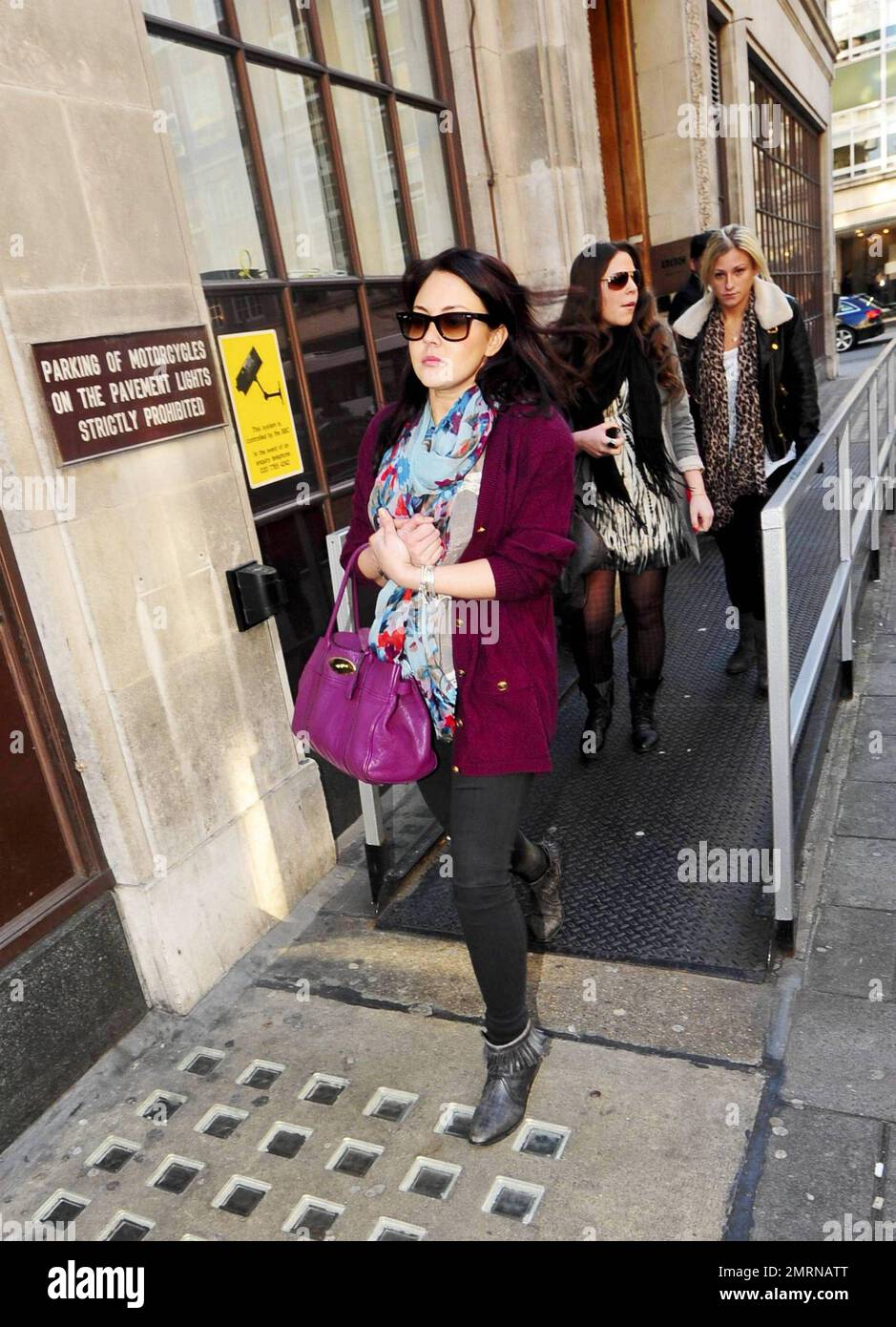 Lacey Turner, actrice « EastEnders », porte une boîte de Coca-Cola et porte des vêtements aux couleurs vives lorsqu'elle arrive à BBC radio 1. Londres, Royaume-Uni. 03/07/11. Banque D'Images