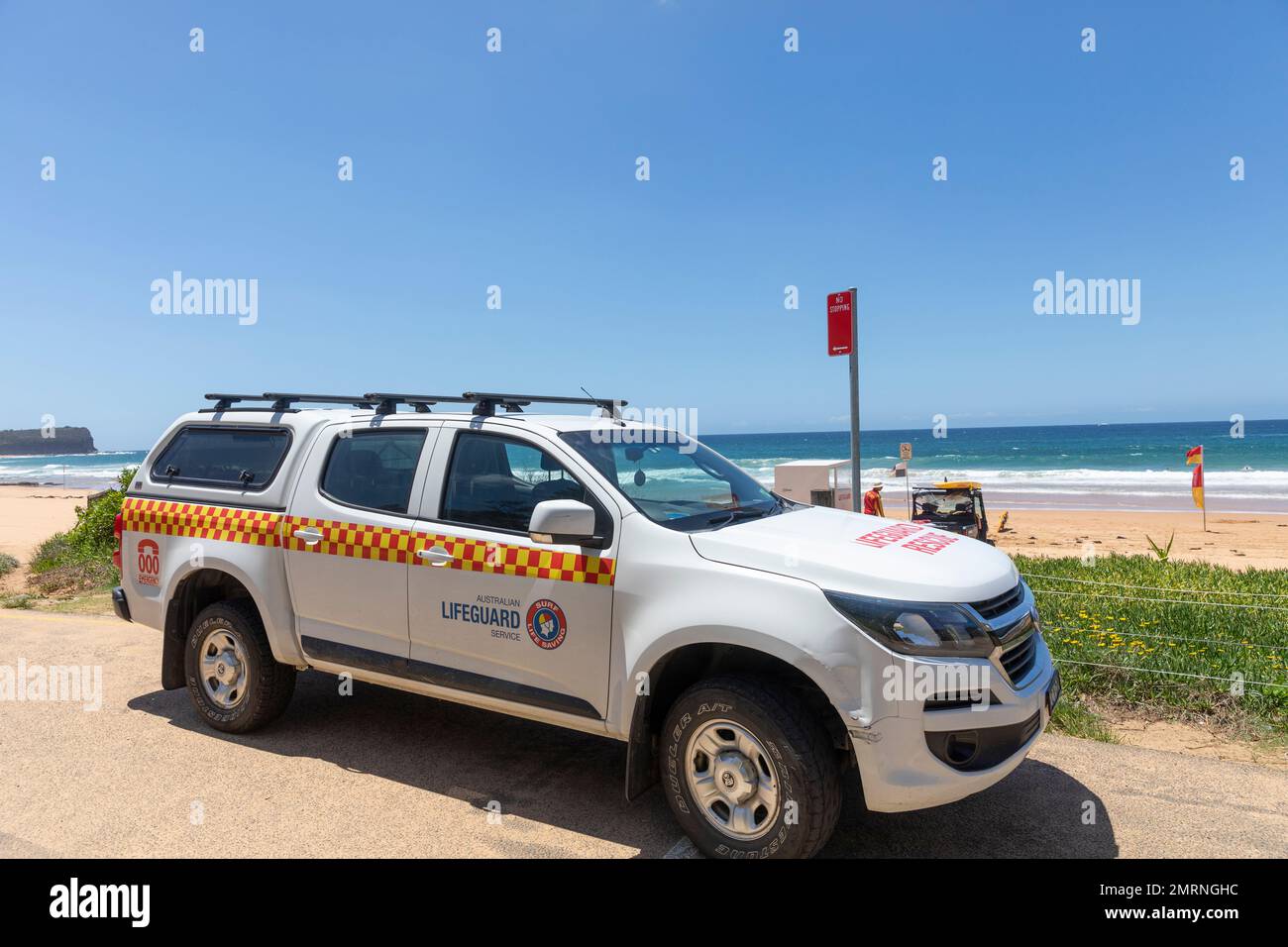 Véhicule de sauvetage australien stationné à Warriewood Beach sur les plages du nord de Sydney, été 2023, Nouvelle-Galles du Sud, Australie ciel bleu clair Banque D'Images