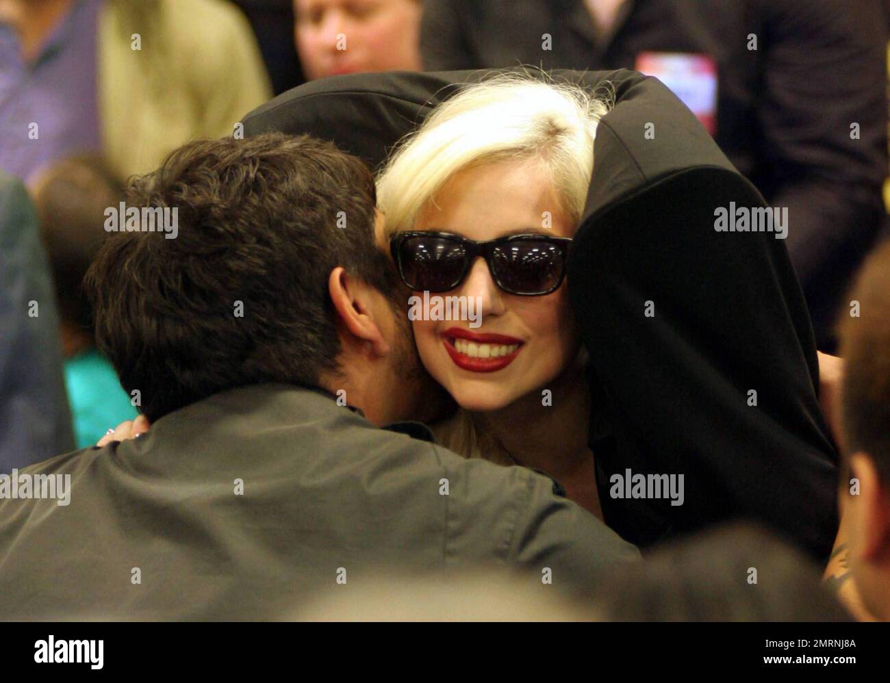 Lady Gaga rencontre ses fans au magasin d'électronique Best Buy à Los Angeles. La chanteuse, véritable nom Stefani Joanne Angelina Germanotta, était au magasin pour signer des copies de son dernier album intitulé « The Fame Monster ». Los Angeles, Californie. 11/23/09. Banque D'Images