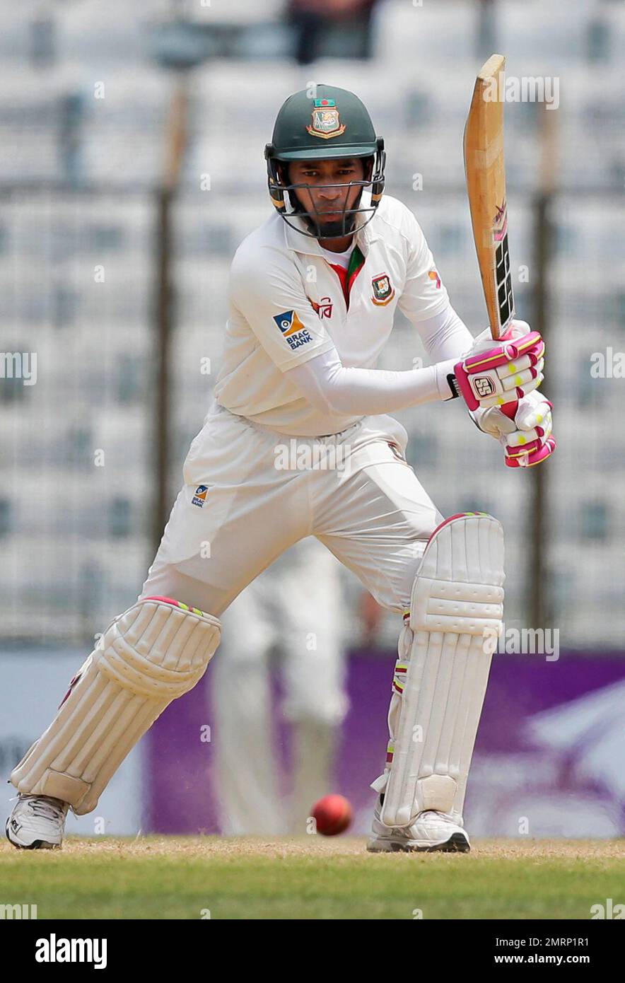 Bangladesh's captain Mushfiqur Rahim plays a shot during the fourth day of the second test cricket match against Australia in Chittagong, Bangladesh, Thursday, Sept. 7, 2017. (AP Photo/A.M. Ahad) Banque D'Images