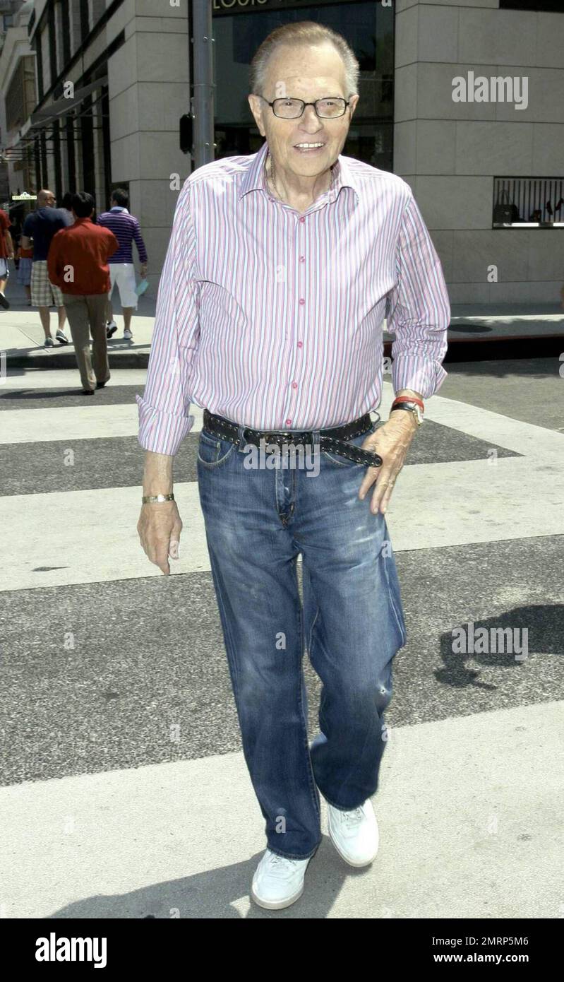 - La légende de la radiodiffusion Larry King quitte le Grill après avoir déjeuné à Beverly Hills, CA. 8/19/09. . Banque D'Images