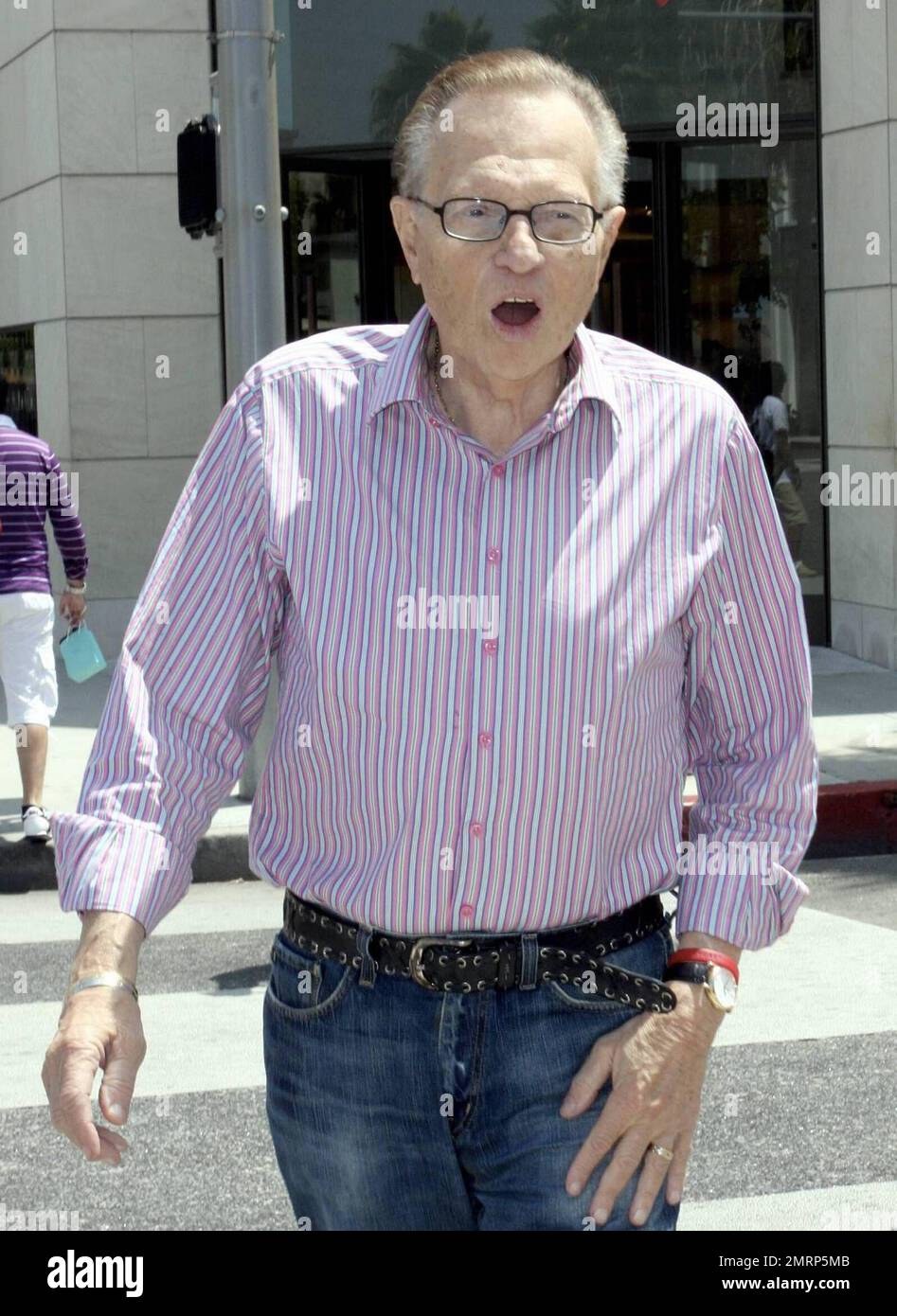 Larry King, légende de la diffusion, quitte le Grill après avoir déjeuné à Beverly Hills, Californie. 8/19/09. Banque D'Images