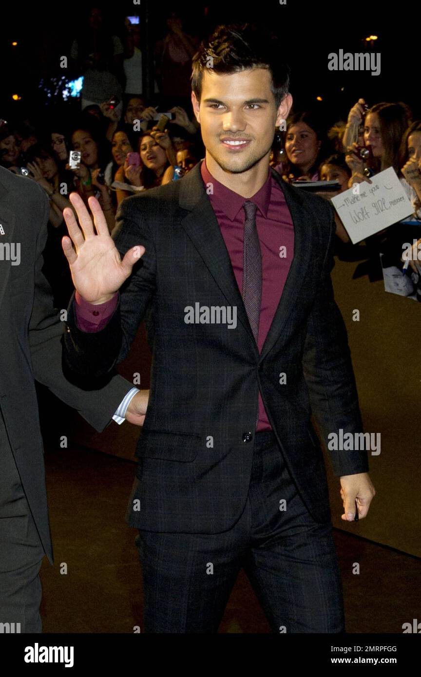 Etats-Unis, CANADA, AMÉRIQUE LATINE ET GRÈCE SEULEMENT - Taylor Lautner s'arrête et signe des autographes lorsqu'il arrive pour la première de 'Sin Salida' (Abduction) qui a eu lieu au cinéma Kinepolis. Madrid, Espagne. 29th septembre 2011. Banque D'Images