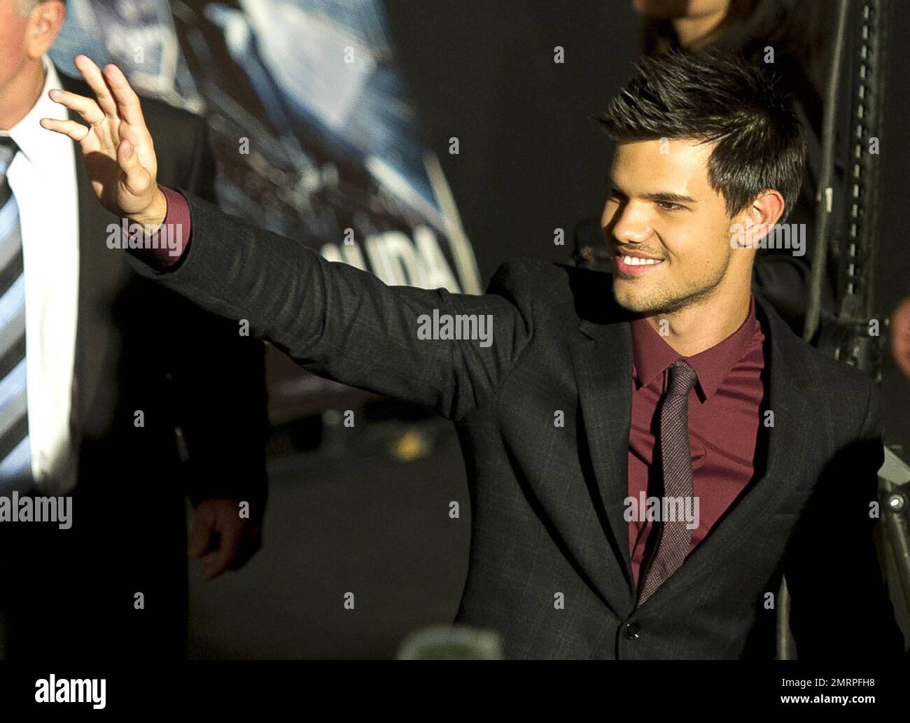 Etats-Unis, CANADA, AMÉRIQUE LATINE ET GRÈCE SEULEMENT - Taylor Lautner s'arrête et signe des autographes lorsqu'il arrive pour la première de 'Sin Salida' (Abduction) qui a eu lieu au cinéma Kinepolis. Madrid, Espagne. 29th septembre 2011. Banque D'Images