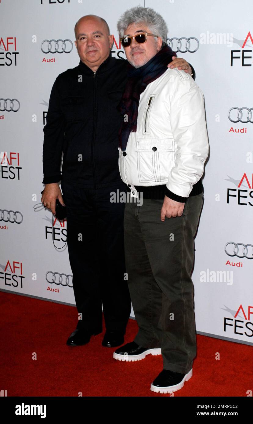 Le réalisateur Pedro Almod—var (R) avec son frère, le producteur Agustin Almod—var à la projection de l'AFI Fest de 'Loi du désir' au GraumanÕs Chinese Theatre à Hollywood, CA. 7th novembre 2011. . Tél. : 305 542 9275 ou 954 698 6777. Banque D'Images