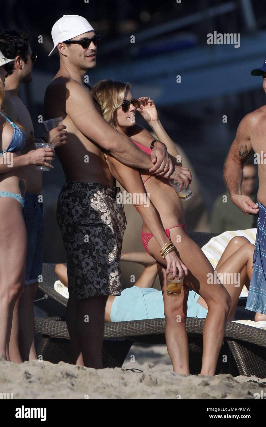 La musicienne américaine LeAnn Rimes semble joyeuse alors qu'elle éblouit dans un petit bikini de corail alors qu'elle célèbre son anniversaire de 29th à Malibu avec son mari Eddie Cibrian, ses fils, sa famille et ses amis. Rimes et Cibrian ont noué le nœud en avril de cette année après que les deux divorcent leurs premiers conjoints. Le couple heureux était assez affectueux et appréciait le soleil chaud. Leann a également été vu jouer avec le fils d'Eddie Jake. Malibu, Californie 27th août 2011. Banque D'Images