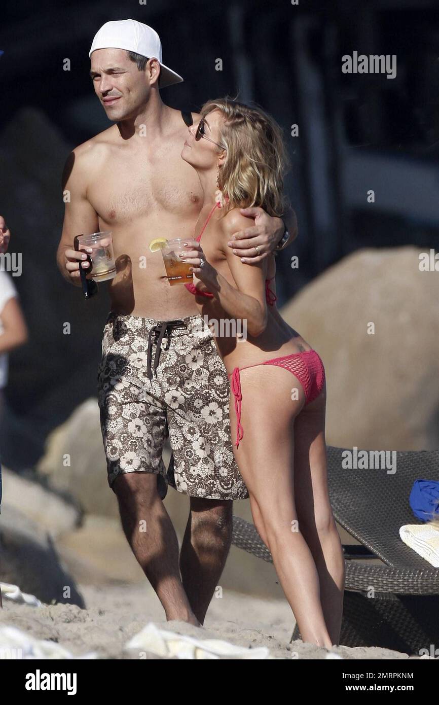 La musicienne américaine LeAnn Rimes semble joyeuse alors qu'elle éblouit dans un petit bikini de corail alors qu'elle célèbre son anniversaire de 29th à Malibu avec son mari Eddie Cibrian, ses fils, sa famille et ses amis. Rimes et Cibrian ont noué le nœud en avril de cette année après que les deux divorcent leurs premiers conjoints. Le couple heureux était assez affectueux et appréciait le soleil chaud. Leann a également été vu jouer avec le fils d'Eddie Jake. Malibu, Californie 27th août 2011. Banque D'Images
