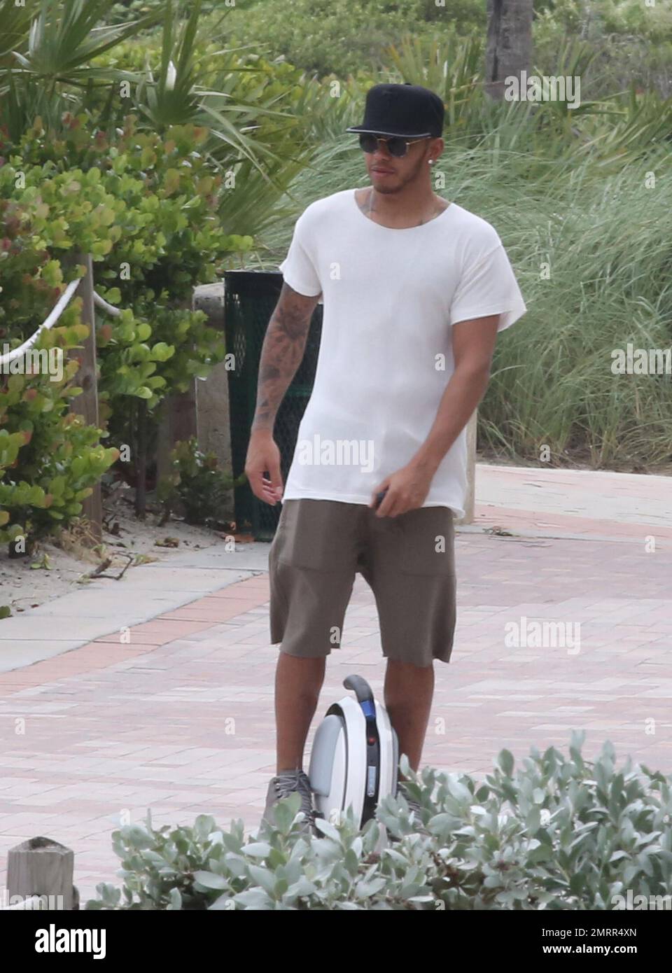 Lewis Hamilton a repéré avec son chien pendant qu'il était à bord d'un monocycle électrique à Miami, en Floride, sur 19 octobre 2015. Banque D'Images