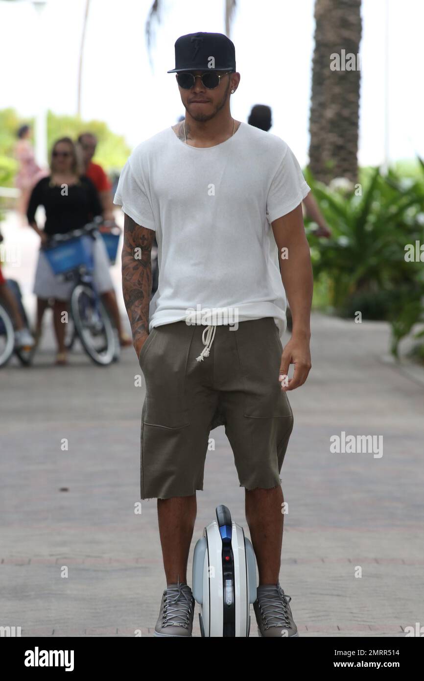 Lewis Hamilton a repéré avec son chien pendant qu'il était à bord d'un monocycle électrique à Miami, en Floride, sur 19 octobre 2015. Banque D'Images