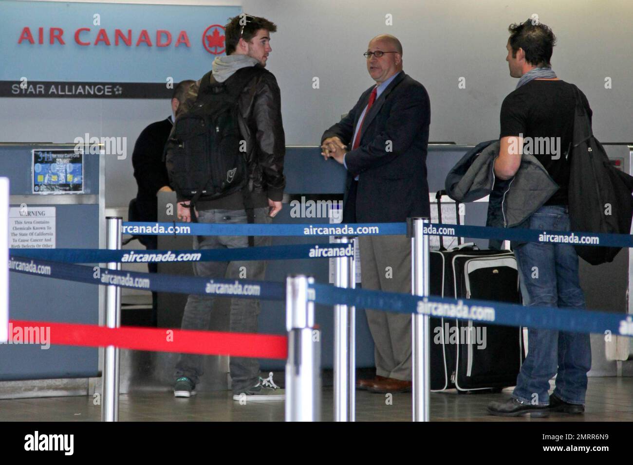 EXCLUSIF !! L'acteur de la dernière chanson, Liam Hemsworth, s'enregistre à LAX pour un vol. Los Angeles, Californie. 3/21/10. . Banque D'Images