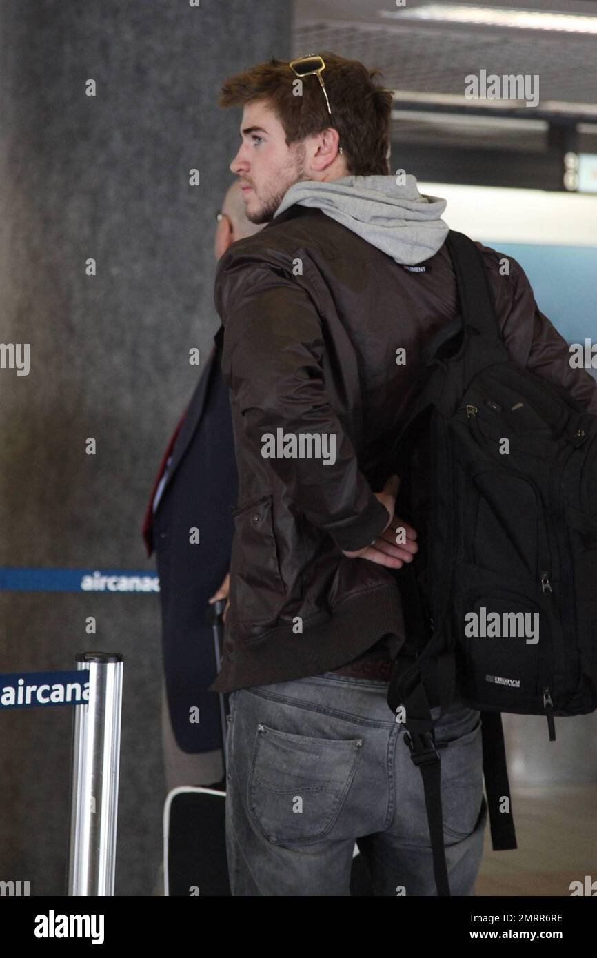 EXCLUSIF !! L'acteur de la dernière chanson, Liam Hemsworth, s'enregistre à LAX pour un vol. Los Angeles, Californie. 3/21/10. . Banque D'Images