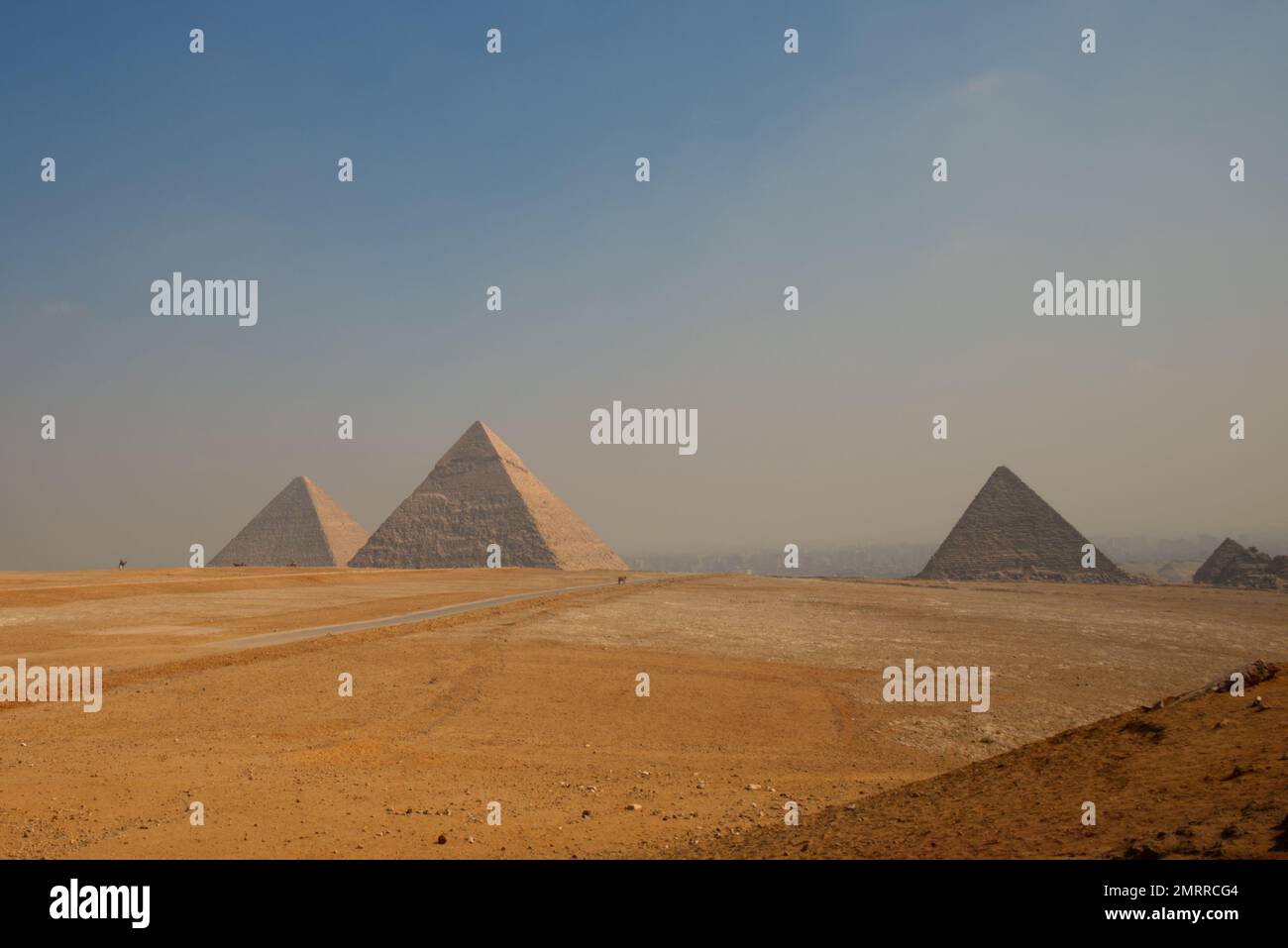 Grande Pyramide de Gizeh, paysage égyptien avec sable désertique Banque D'Images